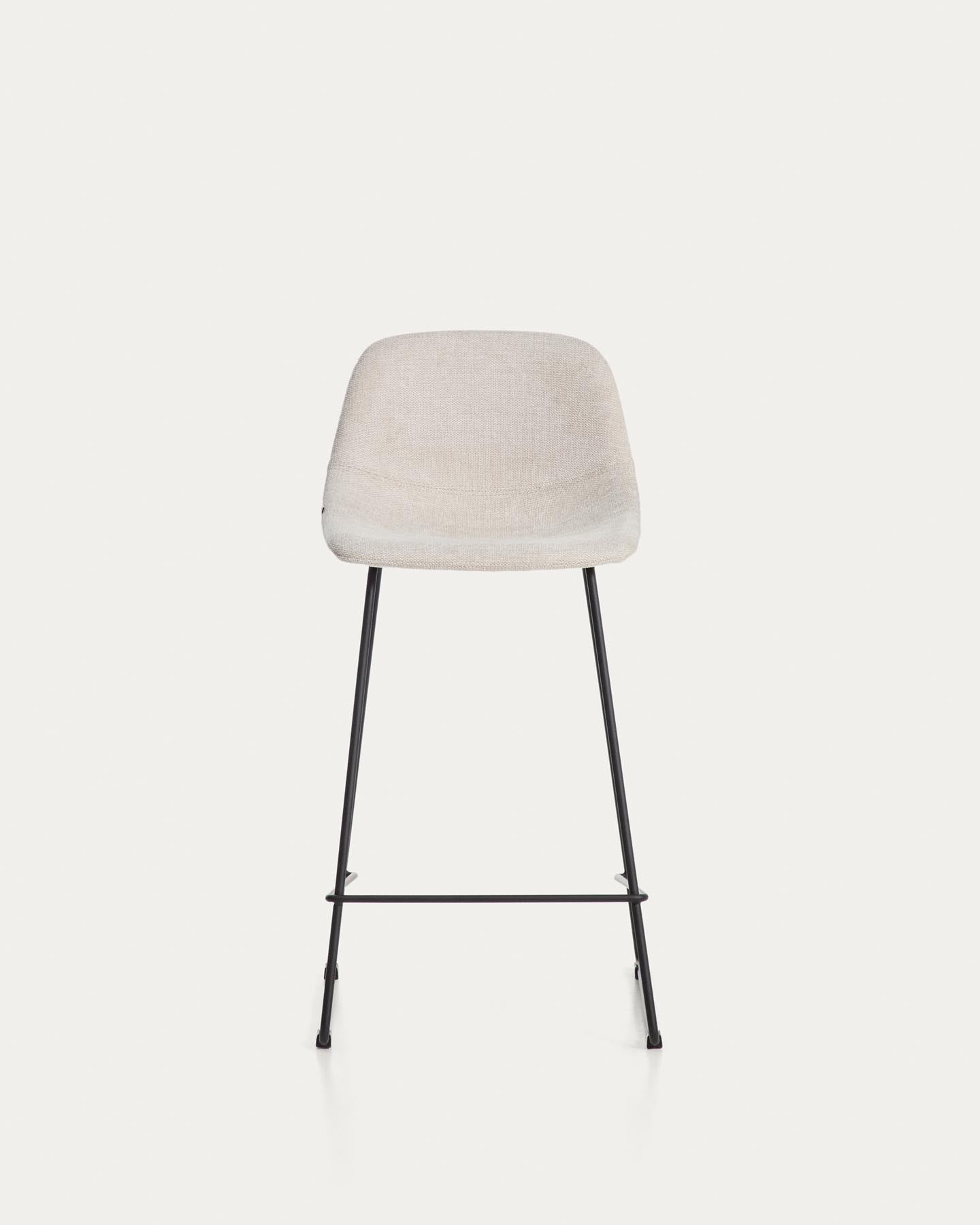 Hocker Zahara mit beiger Chenille und Stahlbeinen mit schwarzem Finish, 65 cm, FSC 100 % in Beige präsentiert im Onlineshop von KAQTU Design AG. Barhocker ist von Kave Home