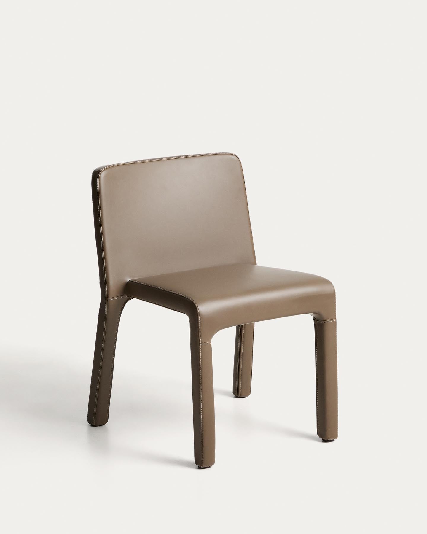 Stapelbarer Stuhl Loria mit braunem Polyurethan, FSC 100 % in Hellbraun präsentiert im Onlineshop von KAQTU Design AG. Stuhl ist von Kave Home