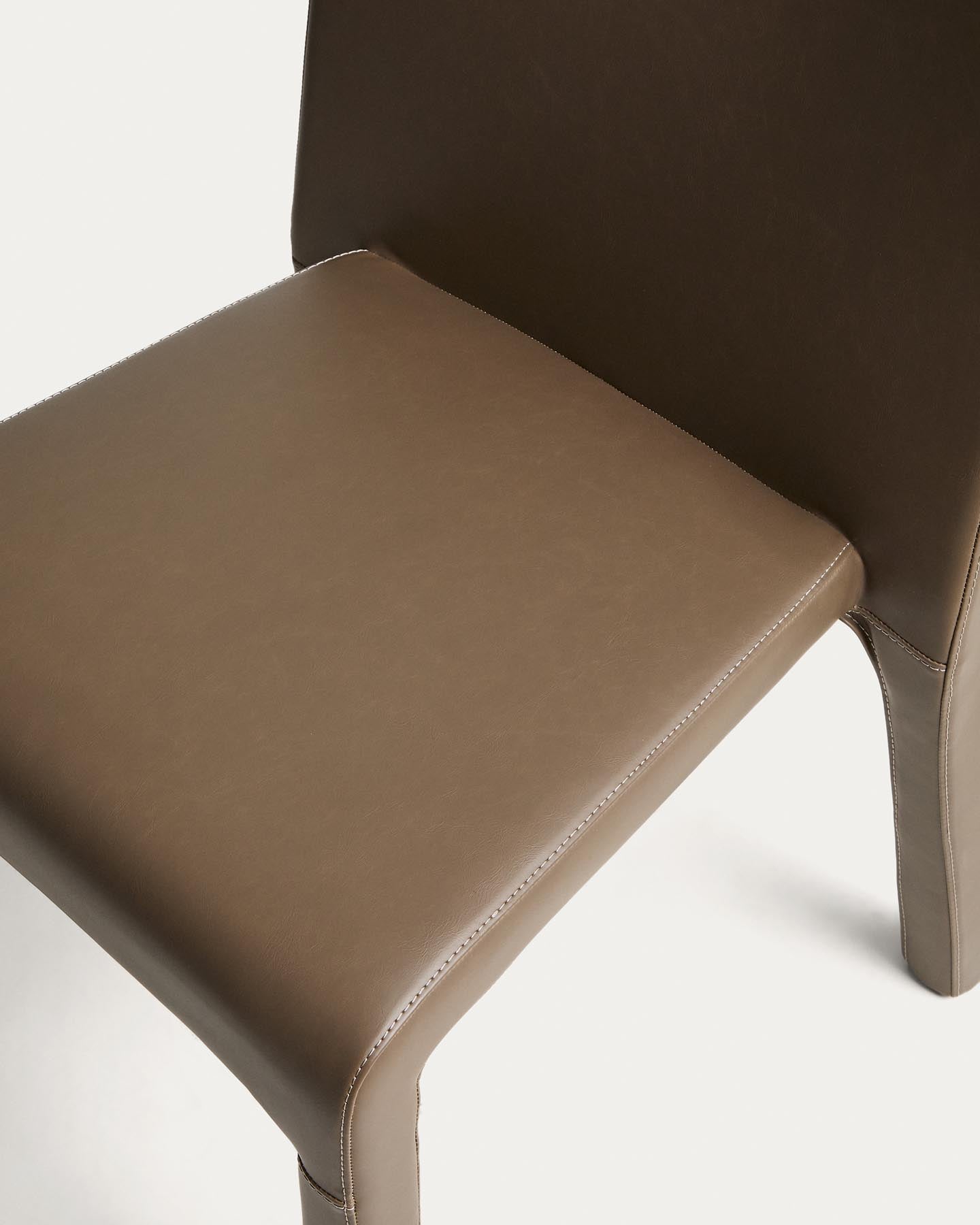 Stapelbarer Stuhl Loria mit braunem Polyurethan, FSC 100 % in Hellbraun präsentiert im Onlineshop von KAQTU Design AG. Stuhl ist von Kave Home