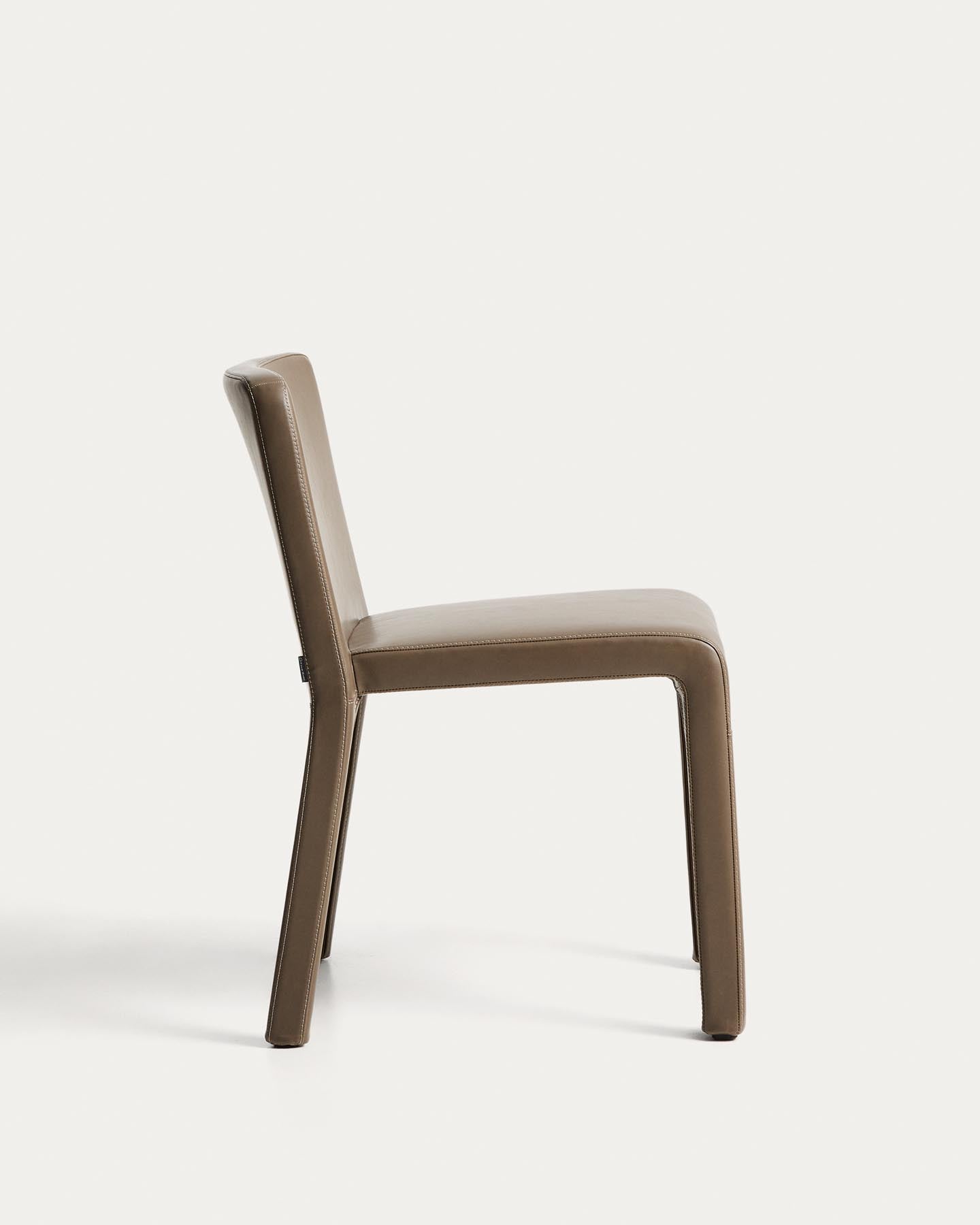 Stapelbarer Stuhl Loria mit braunem Polyurethan, FSC 100 % in Hellbraun präsentiert im Onlineshop von KAQTU Design AG. Stuhl ist von Kave Home