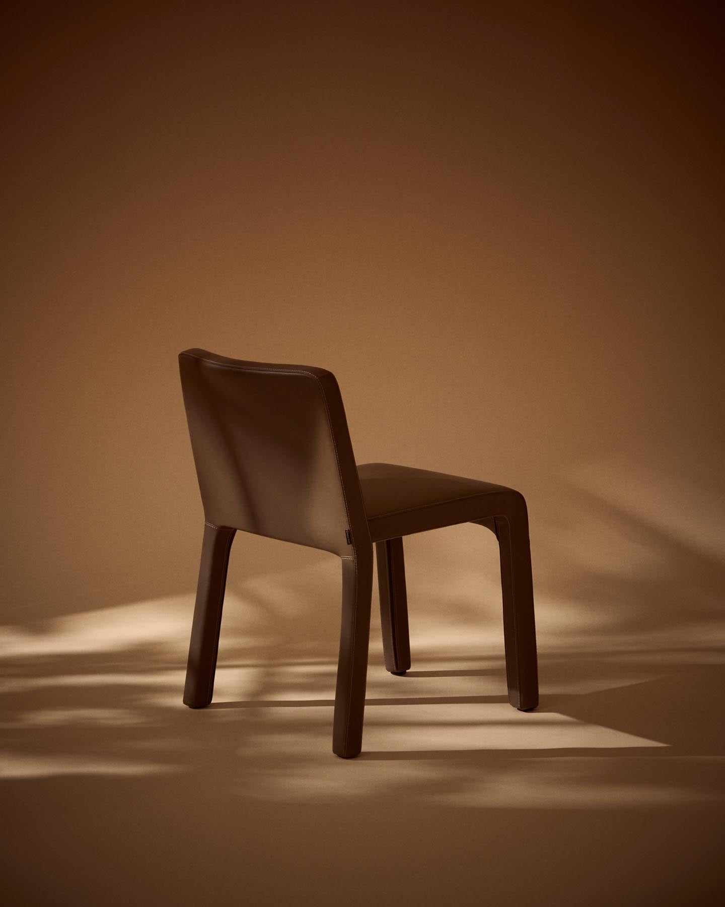 Stapelbarer Stuhl Loria mit braunem Polyurethan, FSC 100 % in Hellbraun präsentiert im Onlineshop von KAQTU Design AG. Stuhl ist von Kave Home