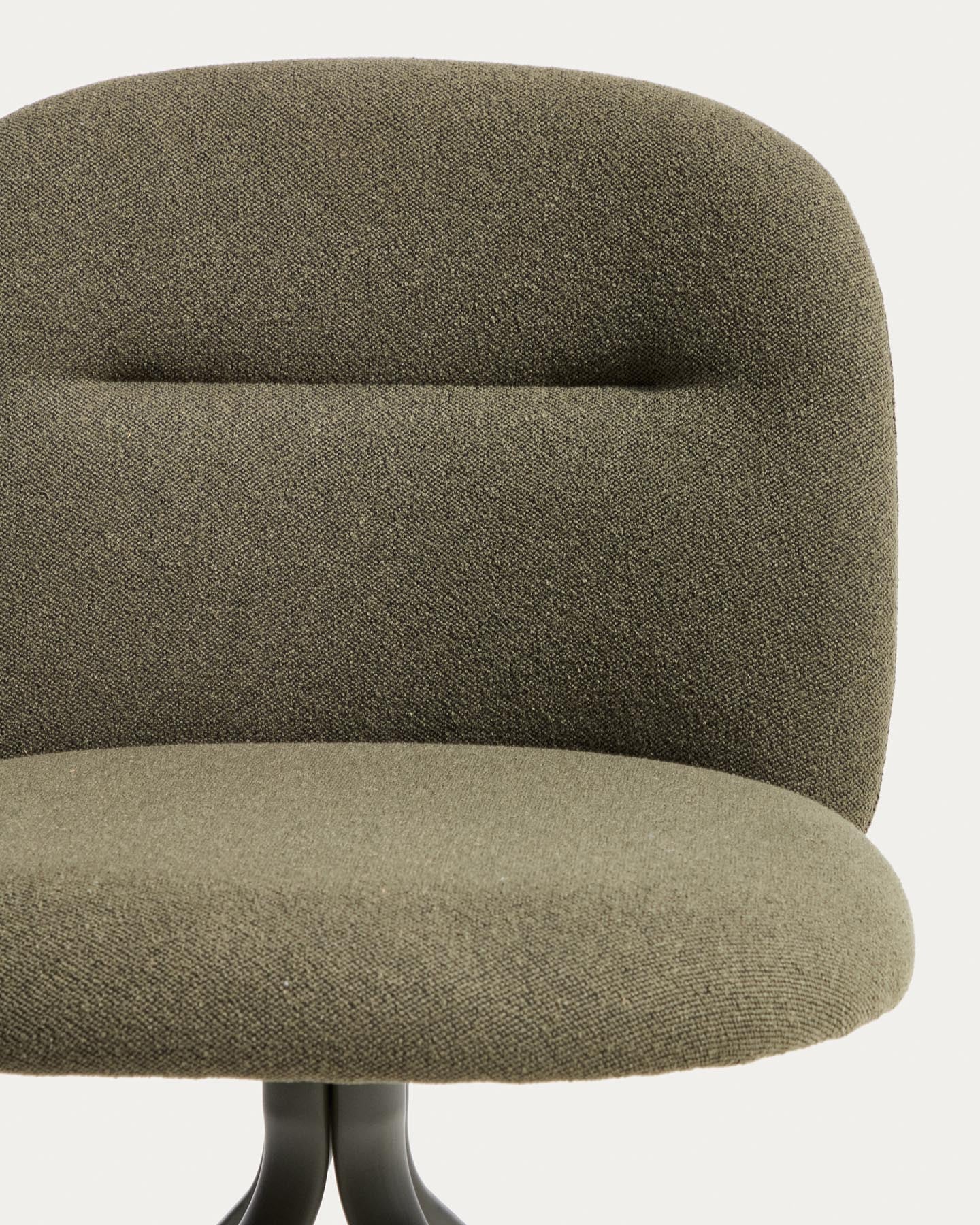 Drehstuhl Arino mit grüner Chenille und grünen Metallbeinen FSC 100% in Grün präsentiert im Onlineshop von KAQTU Design AG. Drehstuhl ist von Kave Home