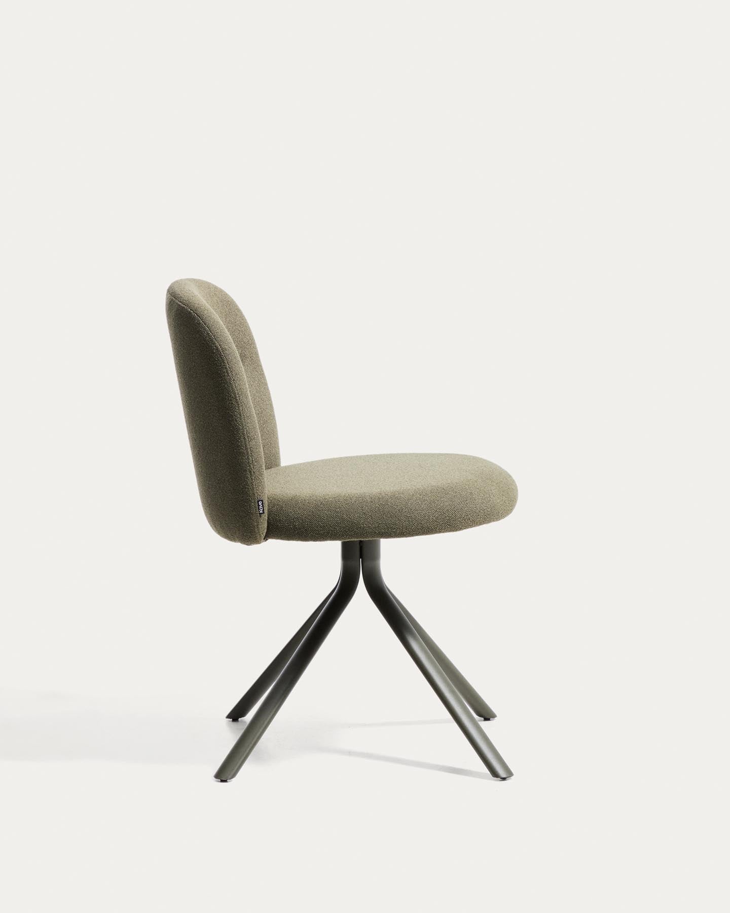 Drehstuhl Arino mit grüner Chenille und grünen Metallbeinen FSC 100% in Grün präsentiert im Onlineshop von KAQTU Design AG. Drehstuhl ist von Kave Home