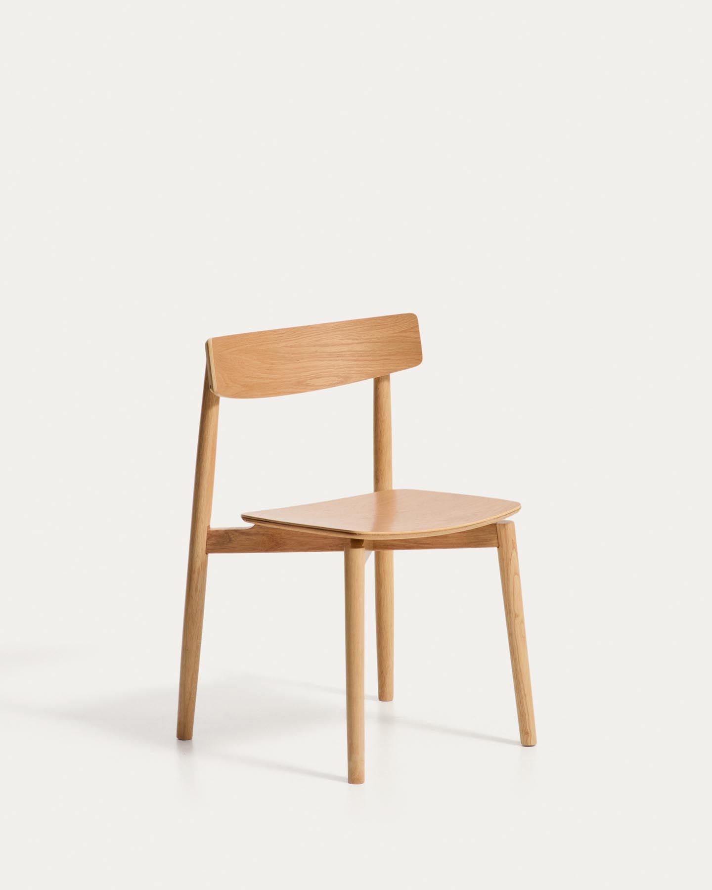 Stuhl Evera aus Eichenfurnier mit naturfarbenem Finish in Beige präsentiert im Onlineshop von KAQTU Design AG. Stuhl ist von Kave Home