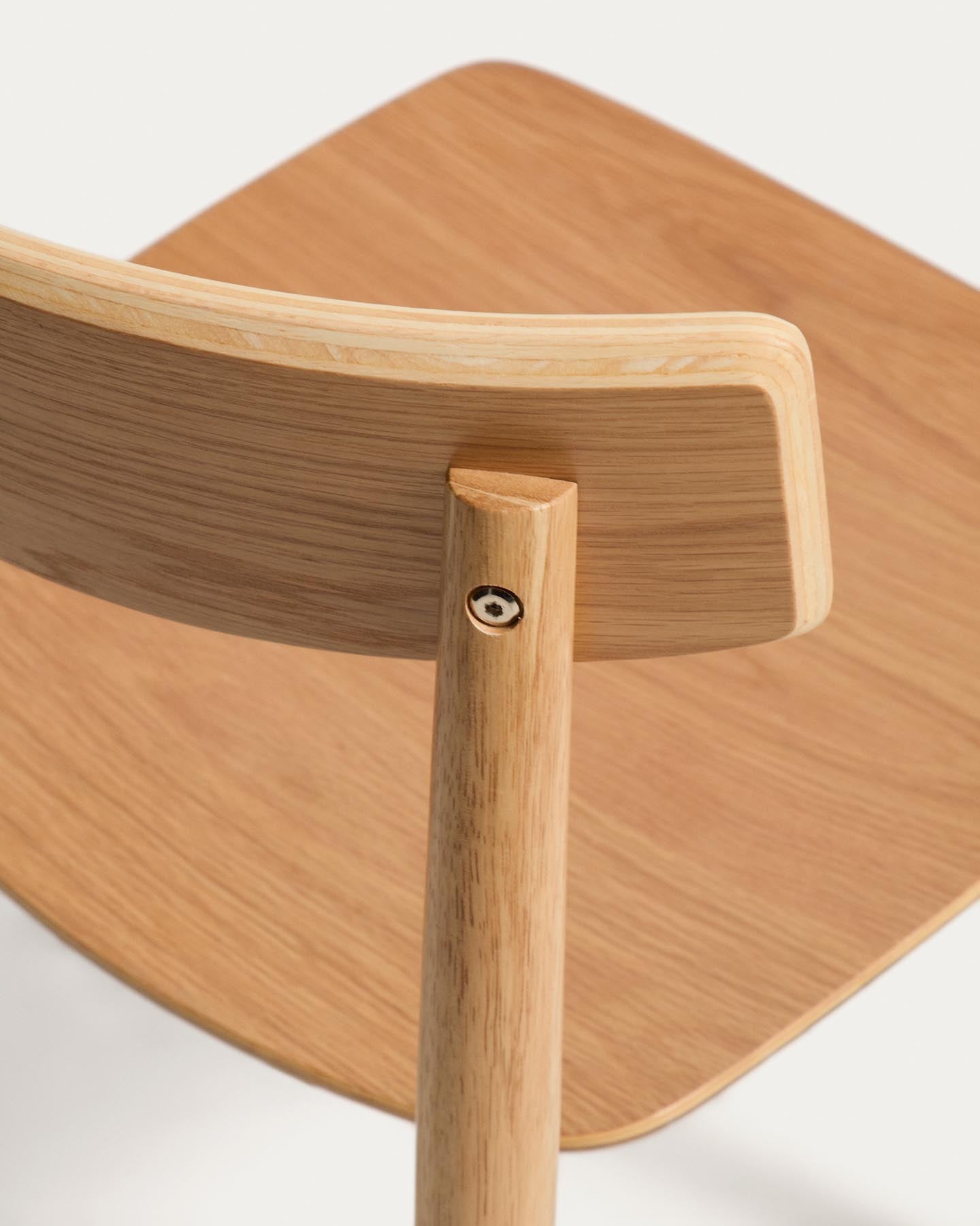 Stuhl Evera aus Eichenfurnier mit naturfarbenem Finish in Beige präsentiert im Onlineshop von KAQTU Design AG. Stuhl ist von Kave Home