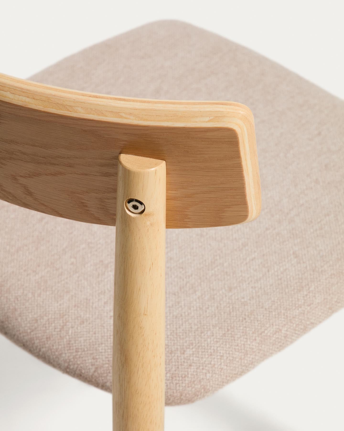 Stuhl Evera aus Eichenfurnier mit naturfarbenem Finish und beiger Chenille in Beige präsentiert im Onlineshop von KAQTU Design AG. Stuhl ist von Kave Home