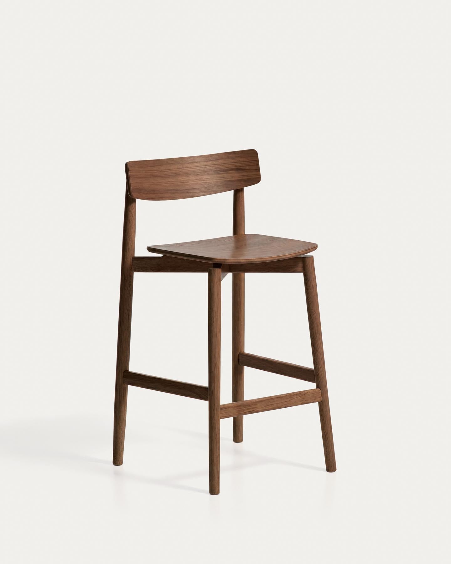 Hocker Evera mit Rückenlehne aus Eichenfurnier mit Nussbaumfinish, 65 cm in Braun präsentiert im Onlineshop von KAQTU Design AG. Barhocker ist von Kave Home
