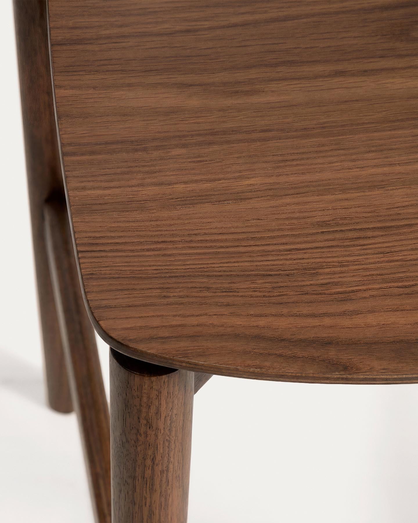 Hocker Evera mit Rückenlehne aus Eichenfurnier mit Nussbaumfinish, 65 cm in Braun präsentiert im Onlineshop von KAQTU Design AG. Barhocker ist von Kave Home