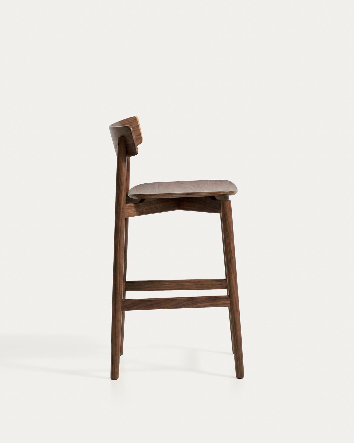 Hocker Evera mit Rückenlehne aus Eichenfurnier mit Nussbaumfinish, 65 cm in Braun präsentiert im Onlineshop von KAQTU Design AG. Barhocker ist von Kave Home