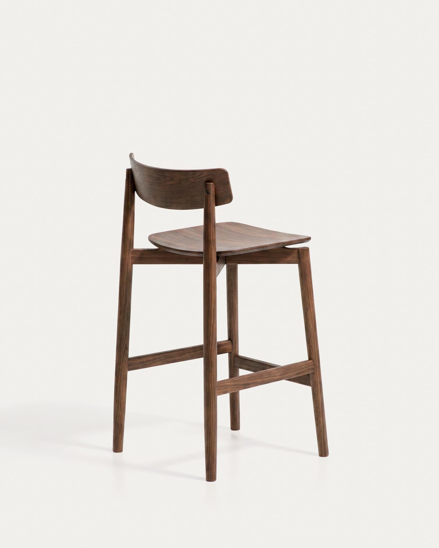 Hocker Evera mit Rückenlehne aus Eichenfurnier mit Nussbaumfinish, 65 cm in Braun präsentiert im Onlineshop von KAQTU Design AG. Barhocker ist von Kave Home