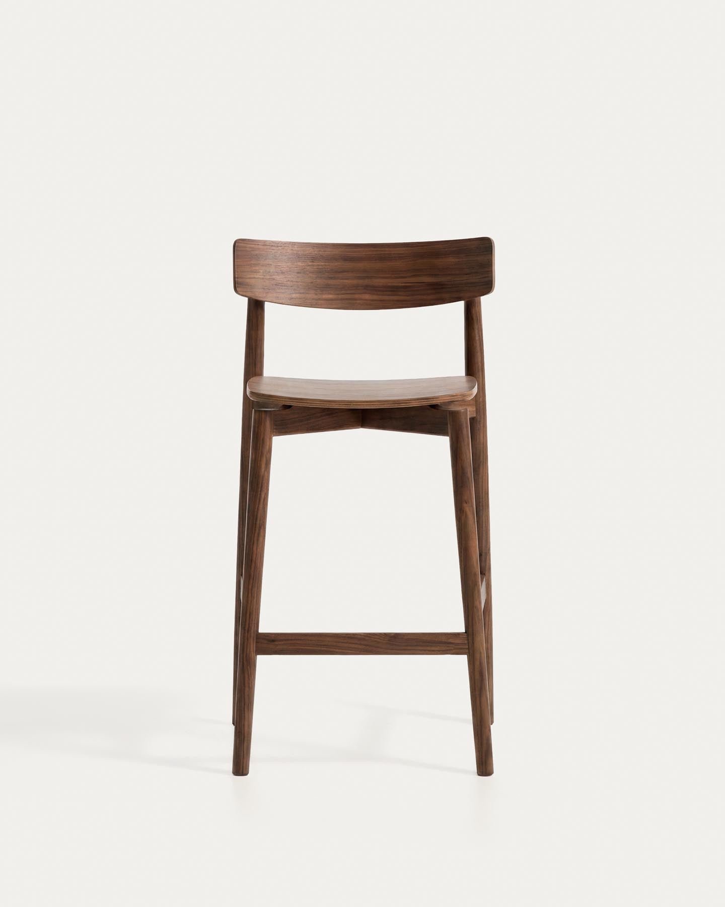 Hocker Evera mit Rückenlehne aus Eichenfurnier mit Nussbaumfinish, 65 cm in Braun präsentiert im Onlineshop von KAQTU Design AG. Barhocker ist von Kave Home