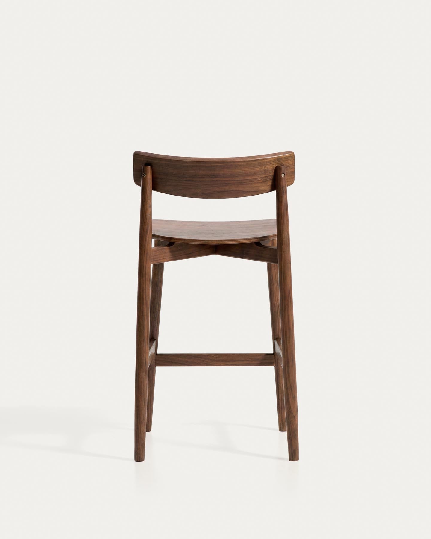 Hocker Evera mit Rückenlehne aus Eichenfurnier mit Nussbaumfinish, 65 cm in Braun präsentiert im Onlineshop von KAQTU Design AG. Barhocker ist von Kave Home