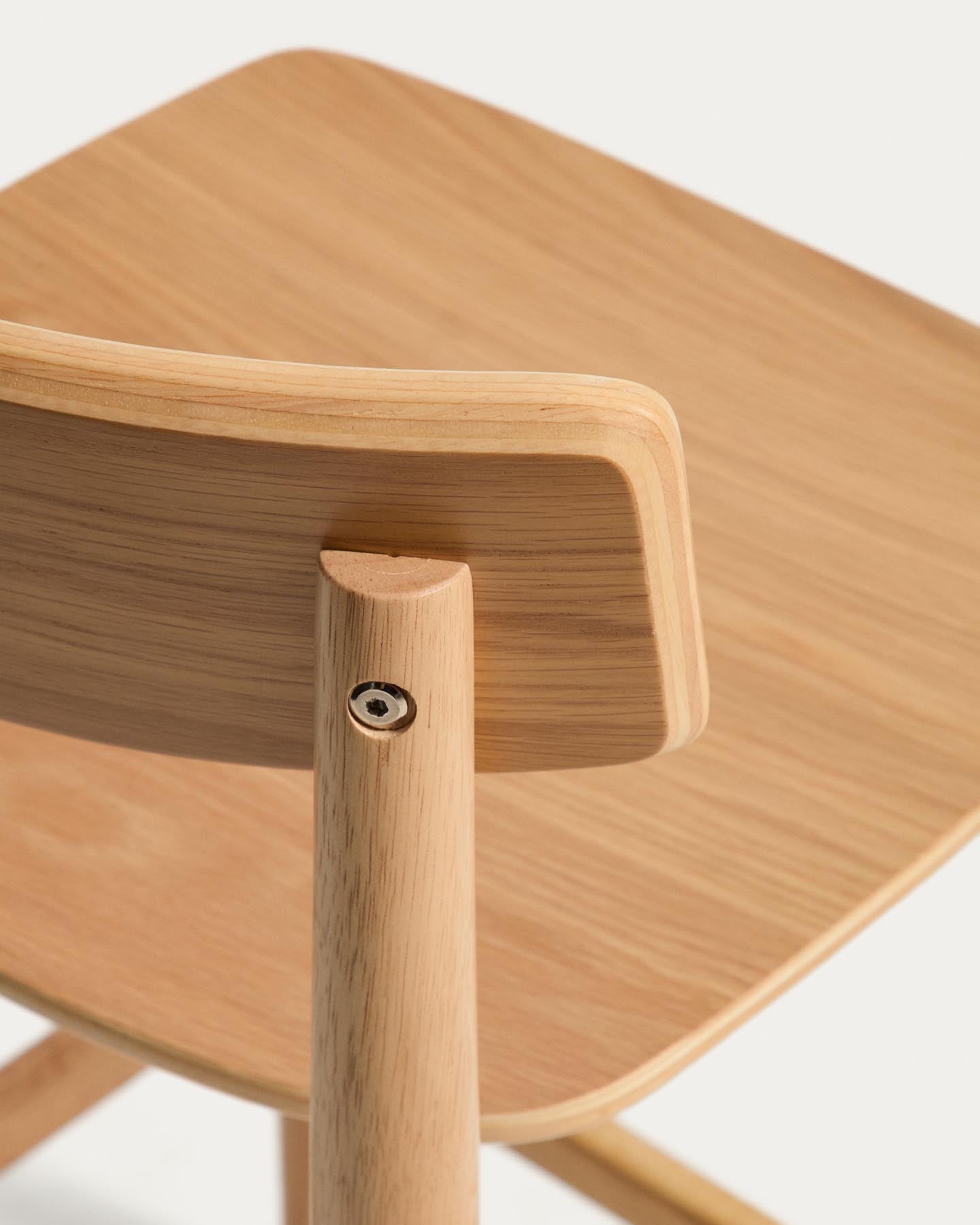 Hocker Evera mit Rückenlehne aus Eichenfurnier mit naturfarbenem Finish, 65 cm in Beige präsentiert im Onlineshop von KAQTU Design AG. Barhocker ist von Kave Home