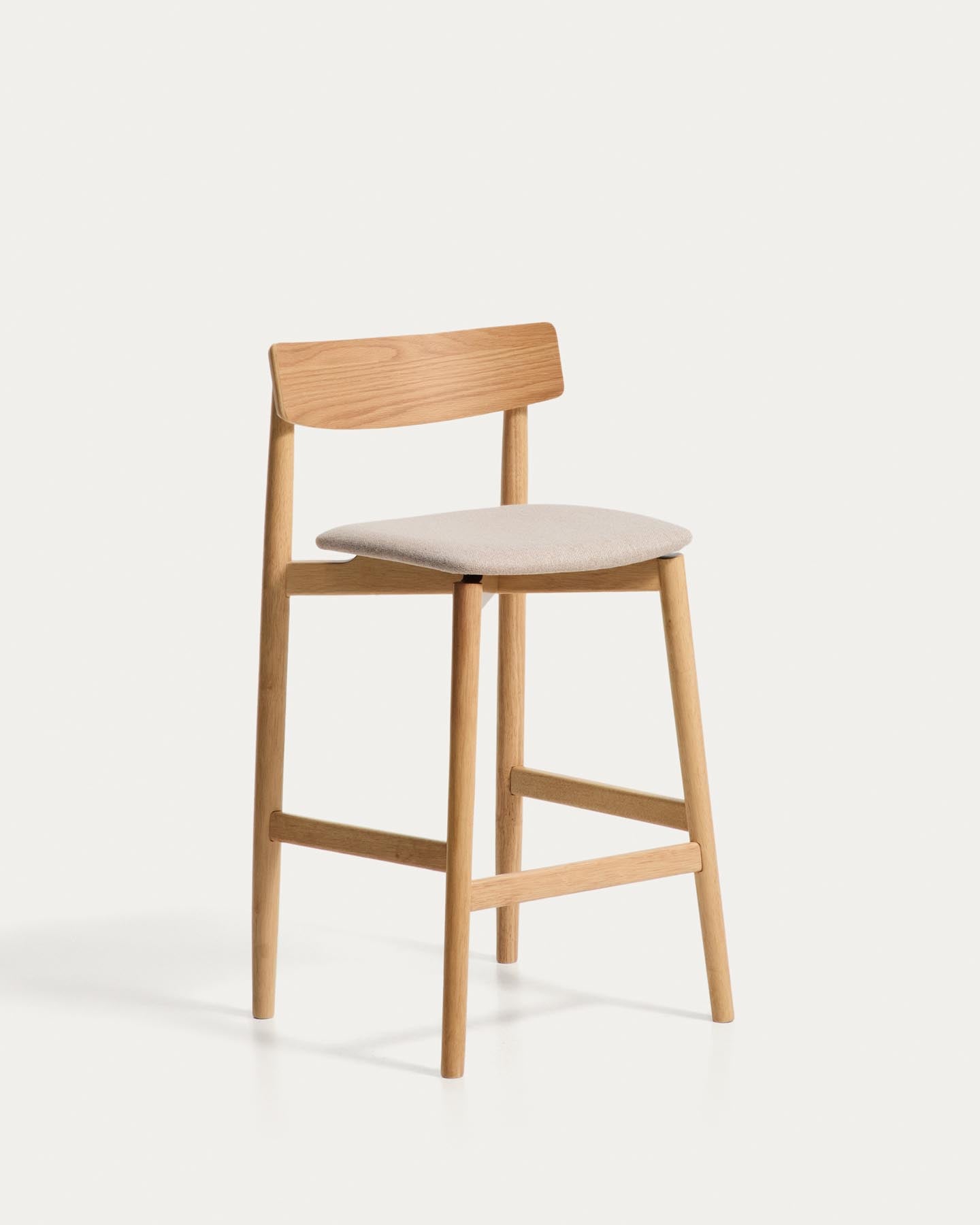 Hocker Evera mit Rückenlehne aus Eichenfurnier mit naturfarbenem Finish und beiger Chenille, 65 cm in Braun präsentiert im Onlineshop von KAQTU Design AG. Barhocker ist von Kave Home