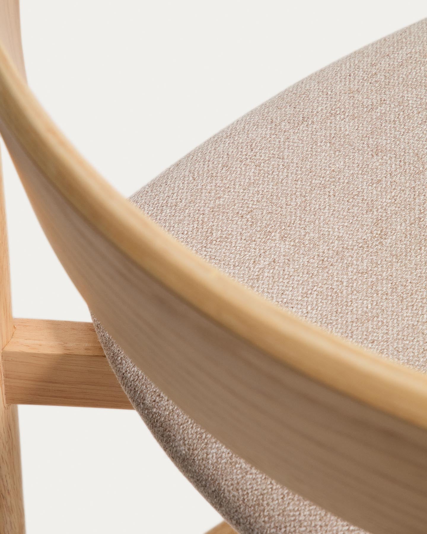 Hocker Evera mit Rückenlehne aus Eichenfurnier mit naturfarbenem Finish und beiger Chenille, 65 cm in Braun präsentiert im Onlineshop von KAQTU Design AG. Barhocker ist von Kave Home