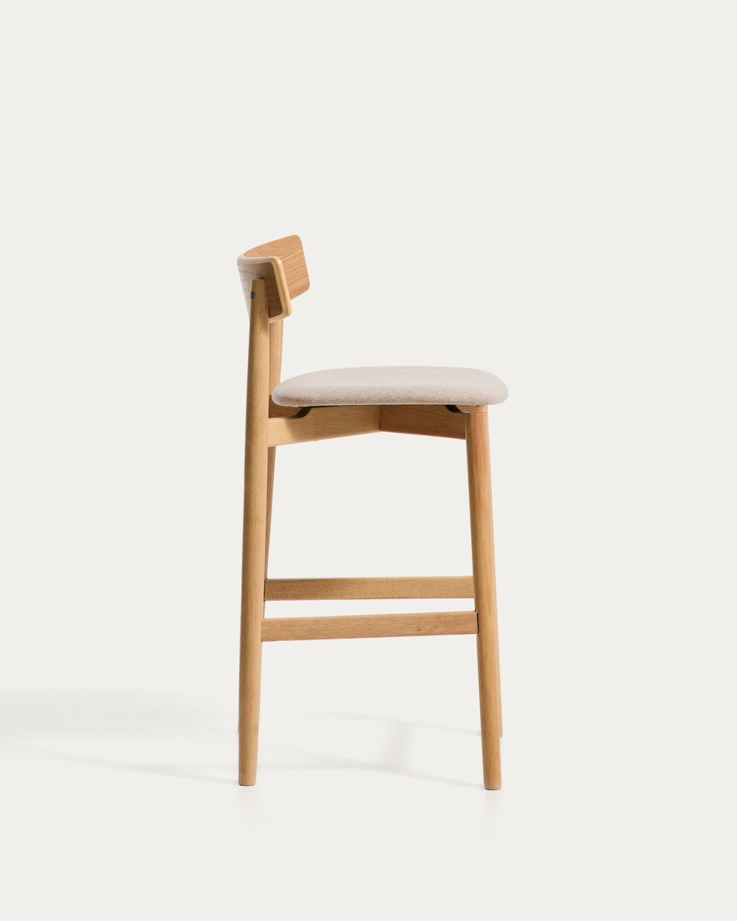 Hocker Evera mit Rückenlehne aus Eichenfurnier mit naturfarbenem Finish und beiger Chenille, 65 cm in Braun präsentiert im Onlineshop von KAQTU Design AG. Barhocker ist von Kave Home