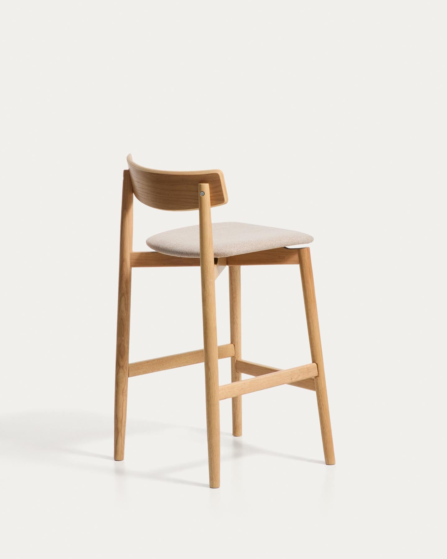 Hocker Evera mit Rückenlehne aus Eichenfurnier mit naturfarbenem Finish und beiger Chenille, 65 cm in Braun präsentiert im Onlineshop von KAQTU Design AG. Barhocker ist von Kave Home