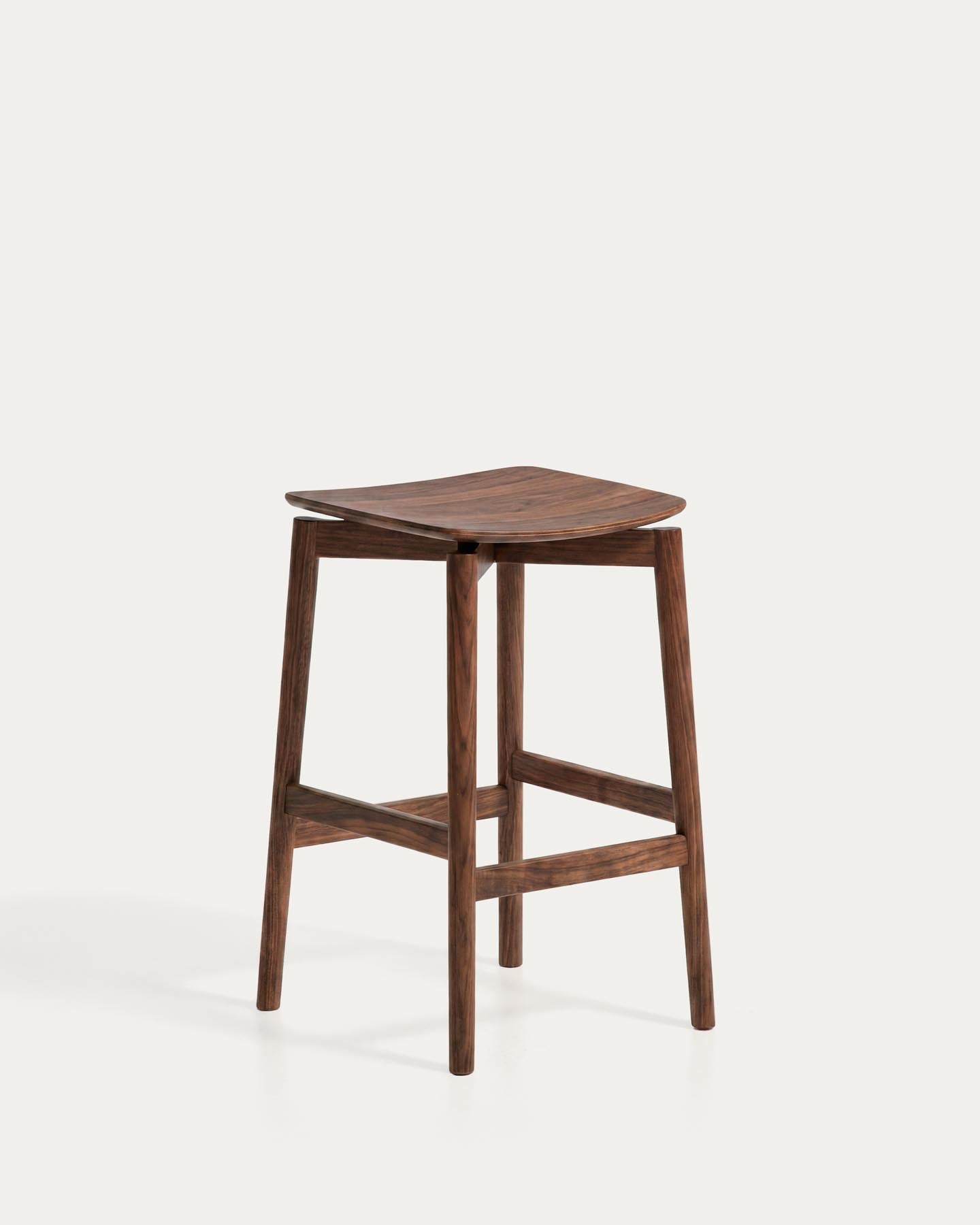 Hocker Evera aus Eichenfurnier mit Nussbaumfinish, 65 cm in Beige präsentiert im Onlineshop von KAQTU Design AG. Barhocker ist von Kave Home