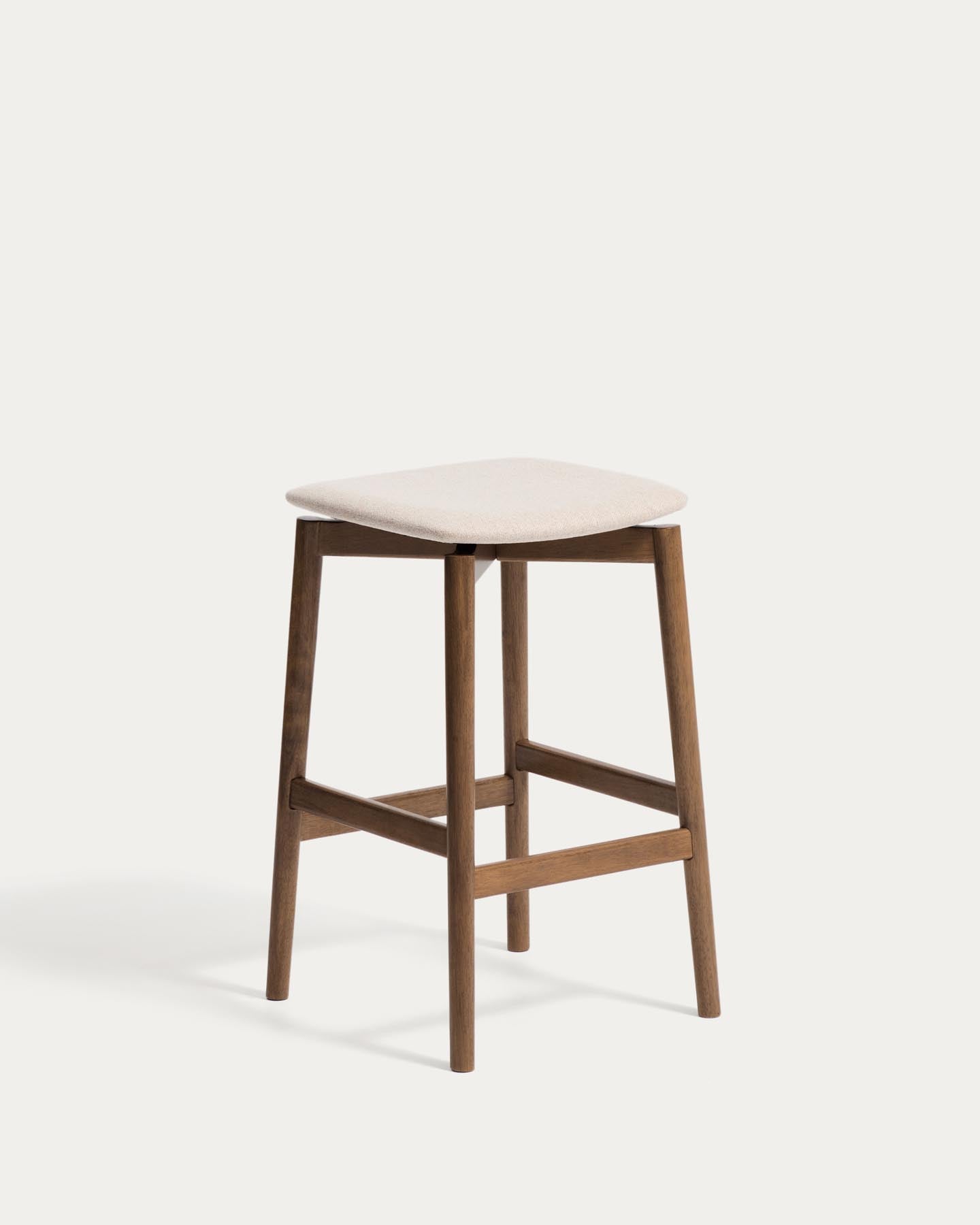Hocker Evera aus Eichenfurnier mit Nussbaumfinish und brauner Chenille, 65 cm in Braun präsentiert im Onlineshop von KAQTU Design AG. Barhocker ist von Kave Home