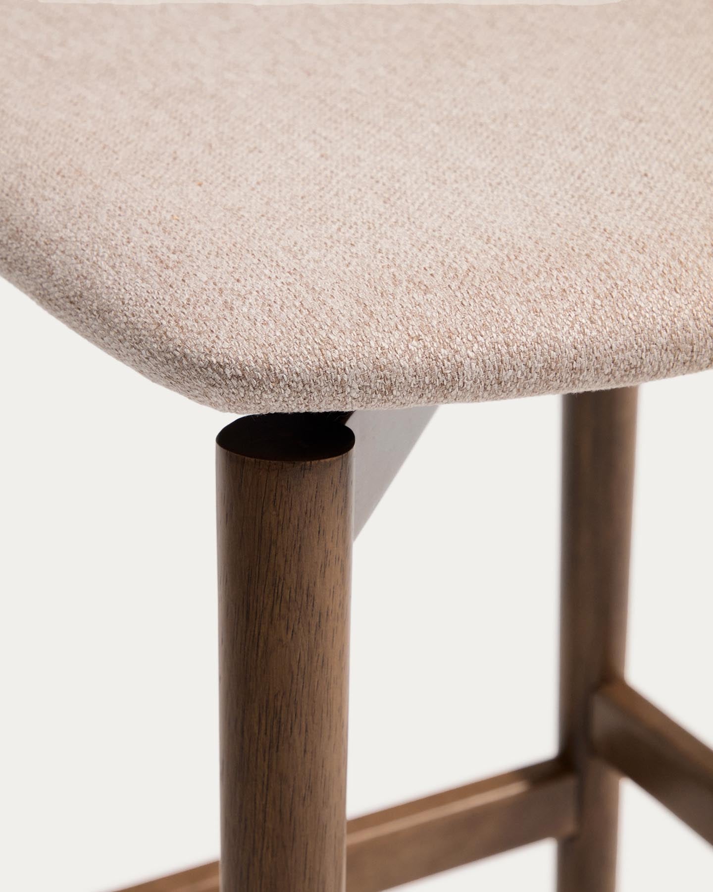 Hocker Evera aus Eichenfurnier mit Nussbaumfinish und brauner Chenille, 65 cm in Braun präsentiert im Onlineshop von KAQTU Design AG. Barhocker ist von Kave Home