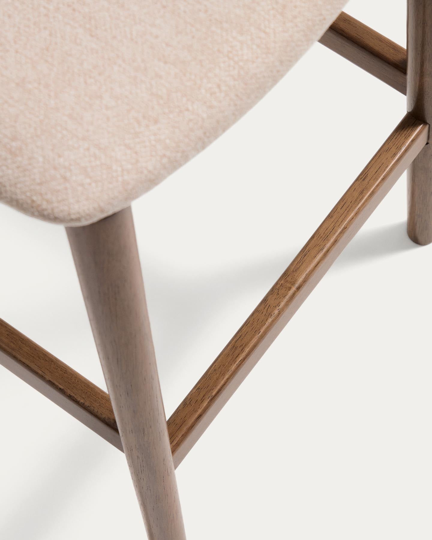 Hocker Evera aus Eichenfurnier mit Nussbaumfinish und brauner Chenille, 65 cm in Braun präsentiert im Onlineshop von KAQTU Design AG. Barhocker ist von Kave Home
