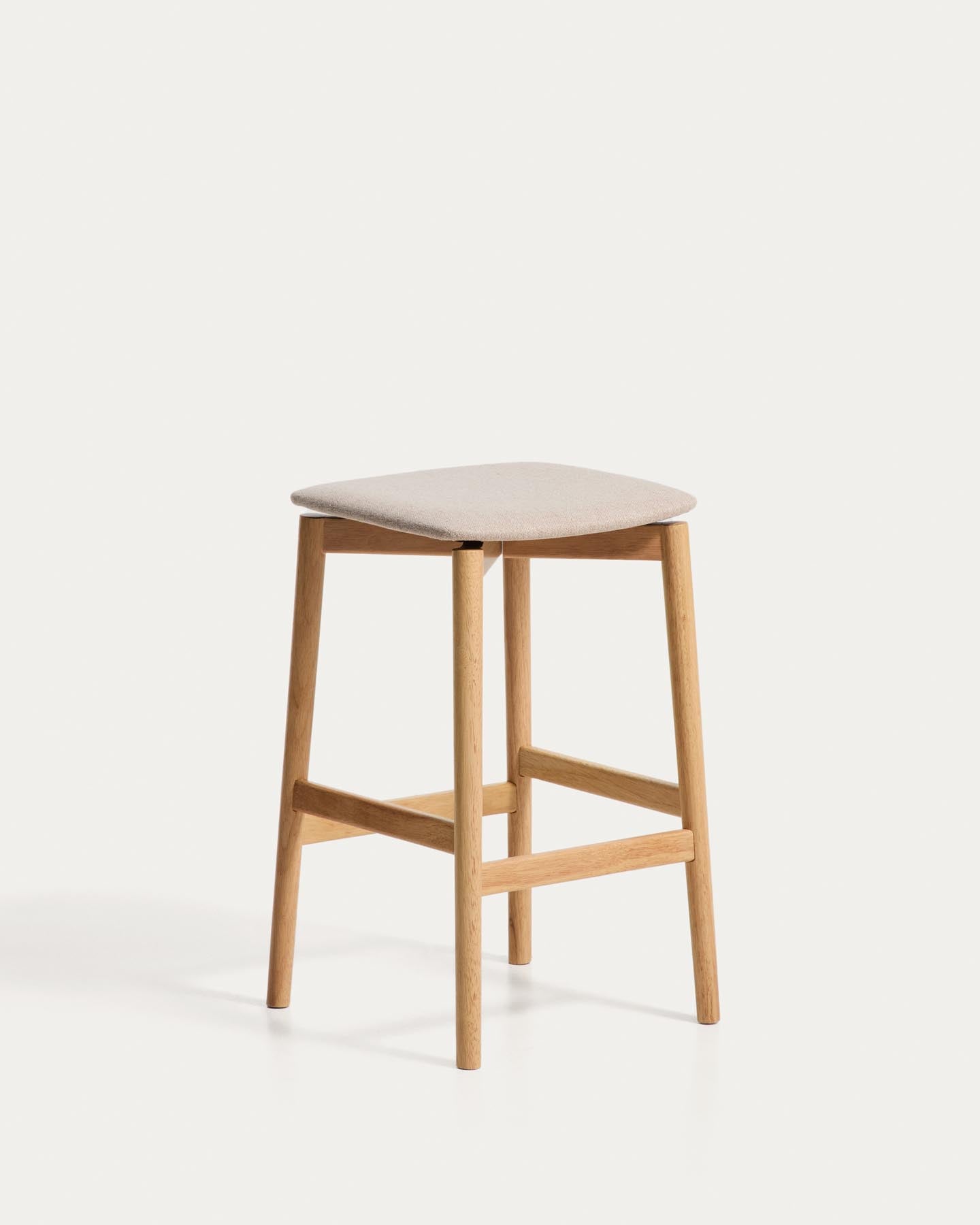 Hocker Evera aus Eichenfurnier mit naturfarbenem Finish und beiger Chenille, 65 cm in Beige präsentiert im Onlineshop von KAQTU Design AG. Barhocker ist von Kave Home