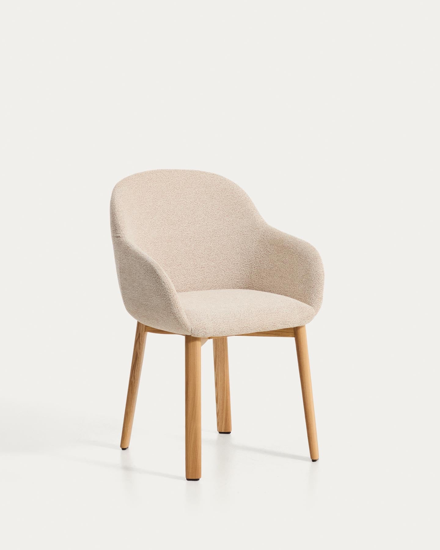 Armlehnenstuhl Meila mit beiger Chenille und Beinen aus massivem Eschenholz mit naturfarbenem Finish in Beige präsentiert im Onlineshop von KAQTU Design AG. Stuhl mit Armlehne ist von Kave Home