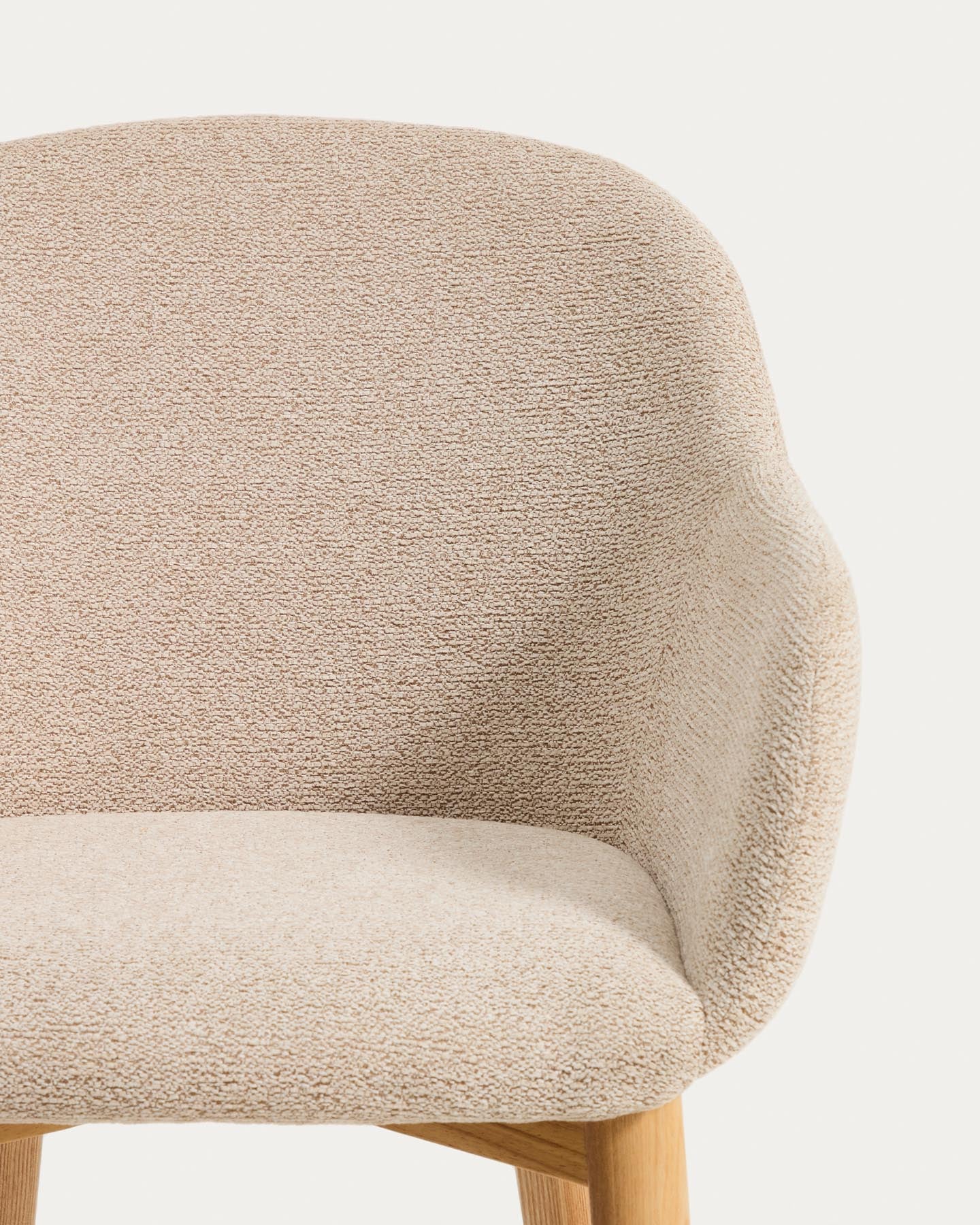 Armlehnenstuhl Meila mit beiger Chenille und Beinen aus massivem Eschenholz mit naturfarbenem Finish in Beige präsentiert im Onlineshop von KAQTU Design AG. Stuhl mit Armlehne ist von Kave Home