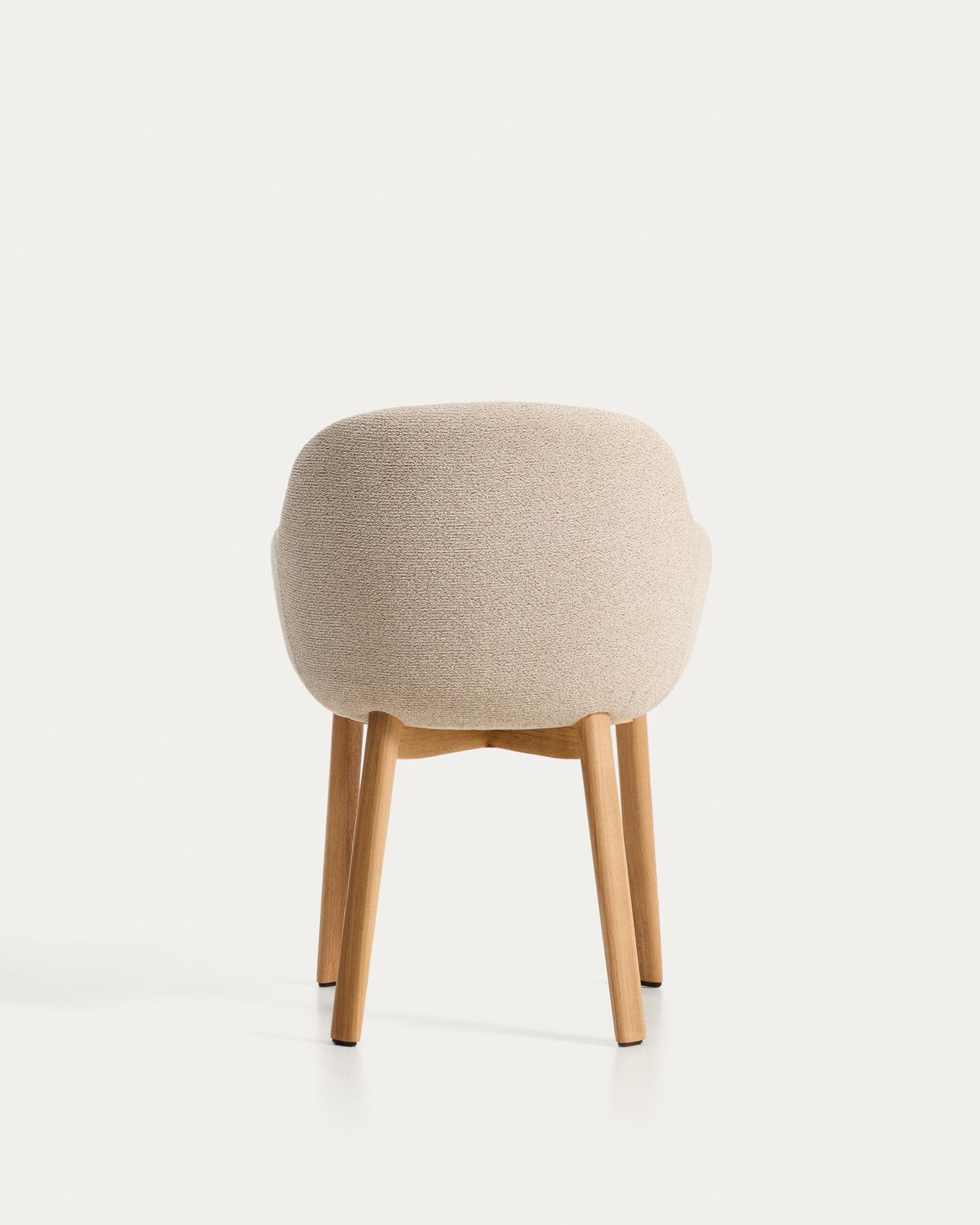 Armlehnenstuhl Meila mit beiger Chenille und Beinen aus massivem Eschenholz mit naturfarbenem Finish in Beige präsentiert im Onlineshop von KAQTU Design AG. Stuhl mit Armlehne ist von Kave Home