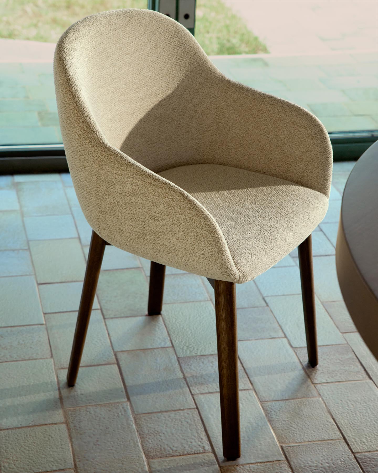 Armlehnenstuhl Meila mit beiger Chenille und Beinen aus massivem Eschenholz mit Nussbaumfinish in Beige präsentiert im Onlineshop von KAQTU Design AG. Stuhl mit Armlehne ist von Kave Home