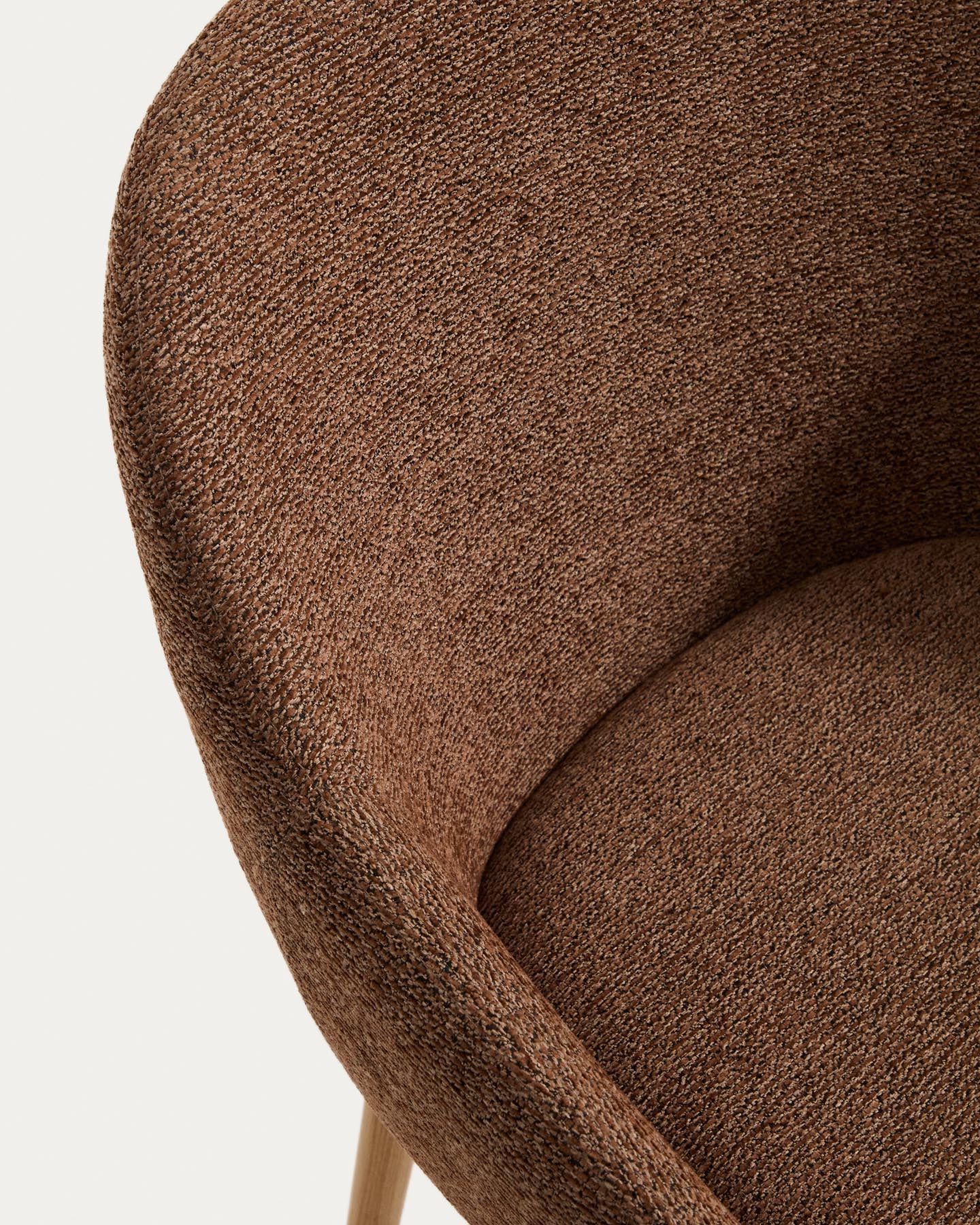 Armlehnenstuhl Meila mit terrakottafarbener Chenille und Beinen aus massivem Eschenholz mit naturfarbenem Finish in Terrakotta präsentiert im Onlineshop von KAQTU Design AG. Stuhl mit Armlehne ist von Kave Home