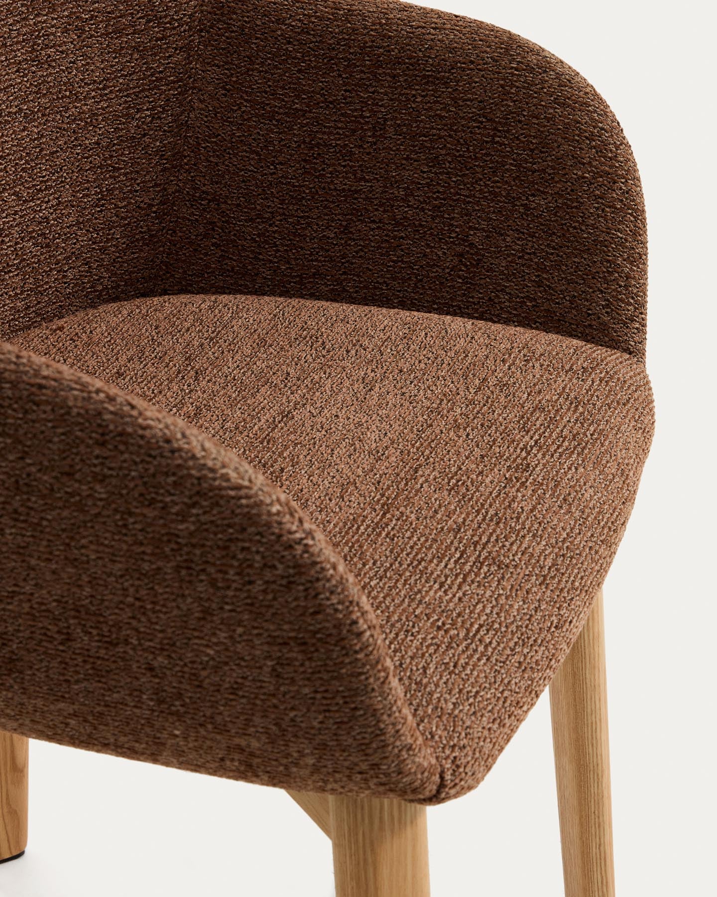 Armlehnenstuhl Meila mit terrakottafarbener Chenille und Beinen aus massivem Eschenholz mit naturfarbenem Finish in Terrakotta präsentiert im Onlineshop von KAQTU Design AG. Stuhl mit Armlehne ist von Kave Home