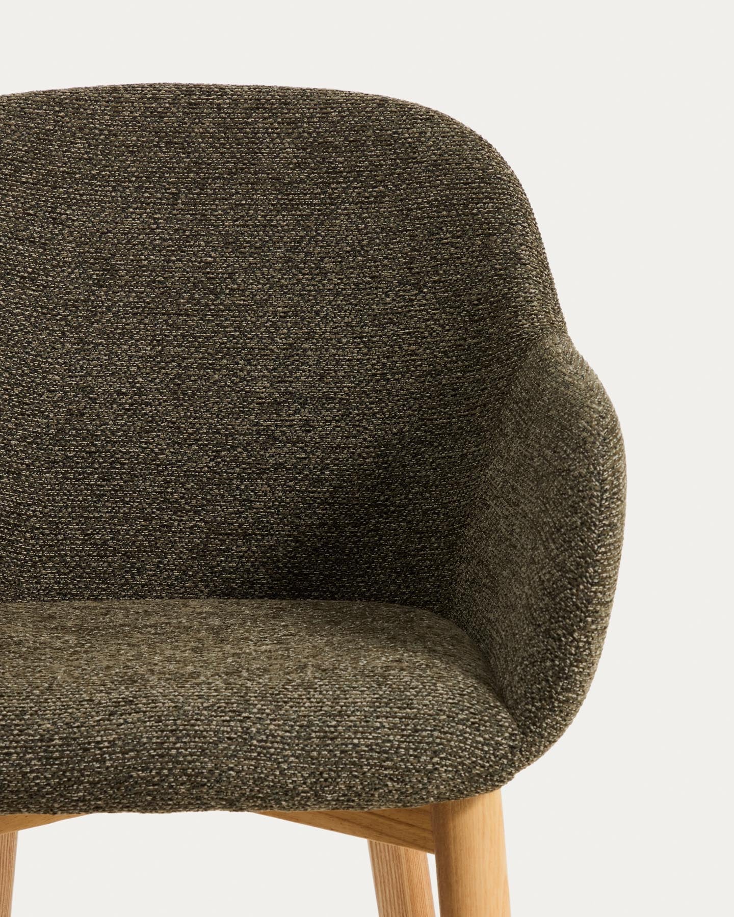 Armlehnenstuhl Meila mit grüner Chenille und Beinen aus massivem Eschenholz mit naturfarbenem Finish in Grün präsentiert im Onlineshop von KAQTU Design AG. Stuhl mit Armlehne ist von Kave Home