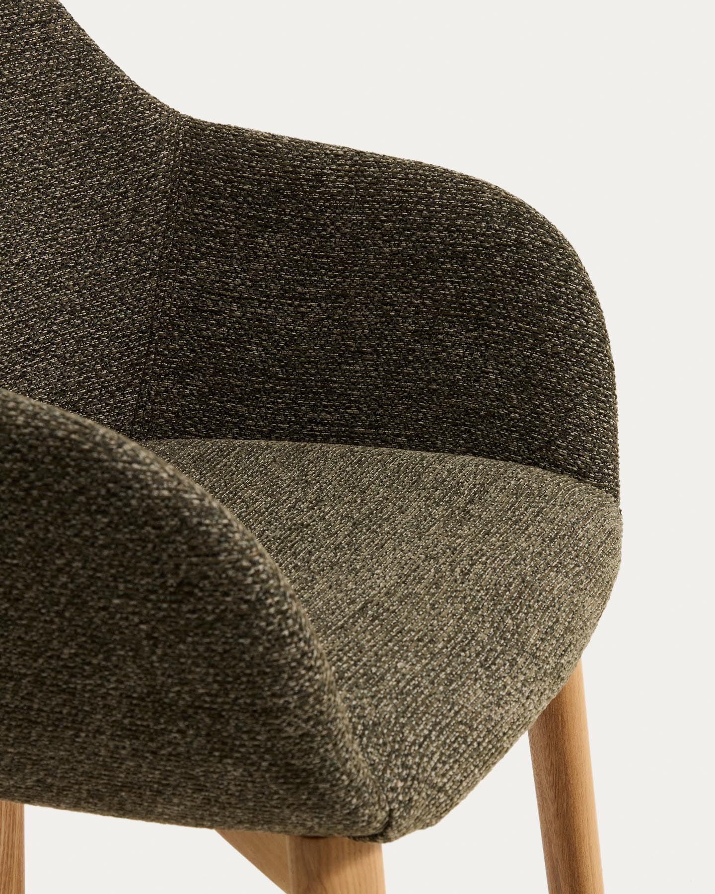 Armlehnenstuhl Meila mit grüner Chenille und Beinen aus massivem Eschenholz mit naturfarbenem Finish in Grün präsentiert im Onlineshop von KAQTU Design AG. Stuhl mit Armlehne ist von Kave Home