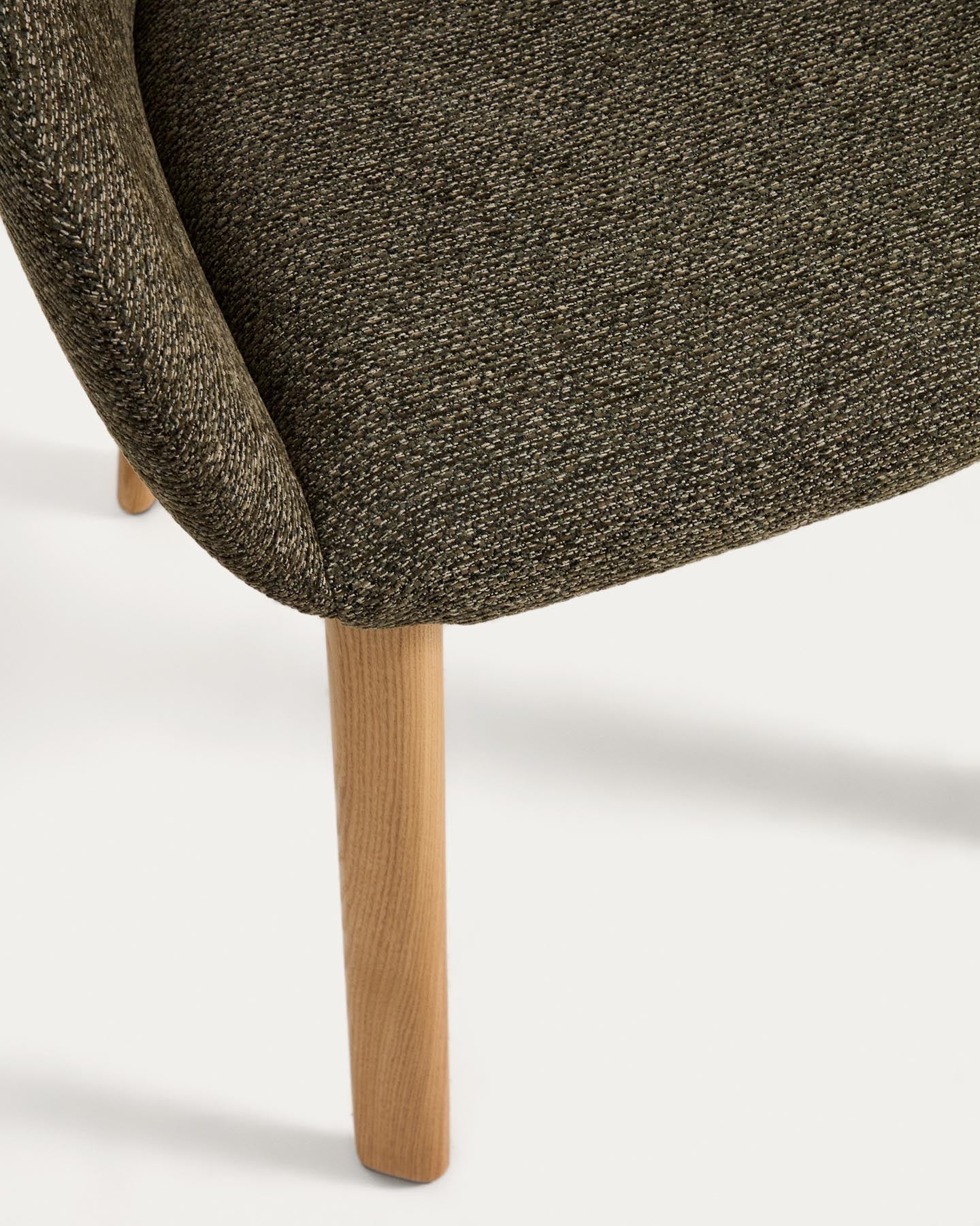 Armlehnenstuhl Meila mit grüner Chenille und Beinen aus massivem Eschenholz mit naturfarbenem Finish in Grün präsentiert im Onlineshop von KAQTU Design AG. Stuhl mit Armlehne ist von Kave Home