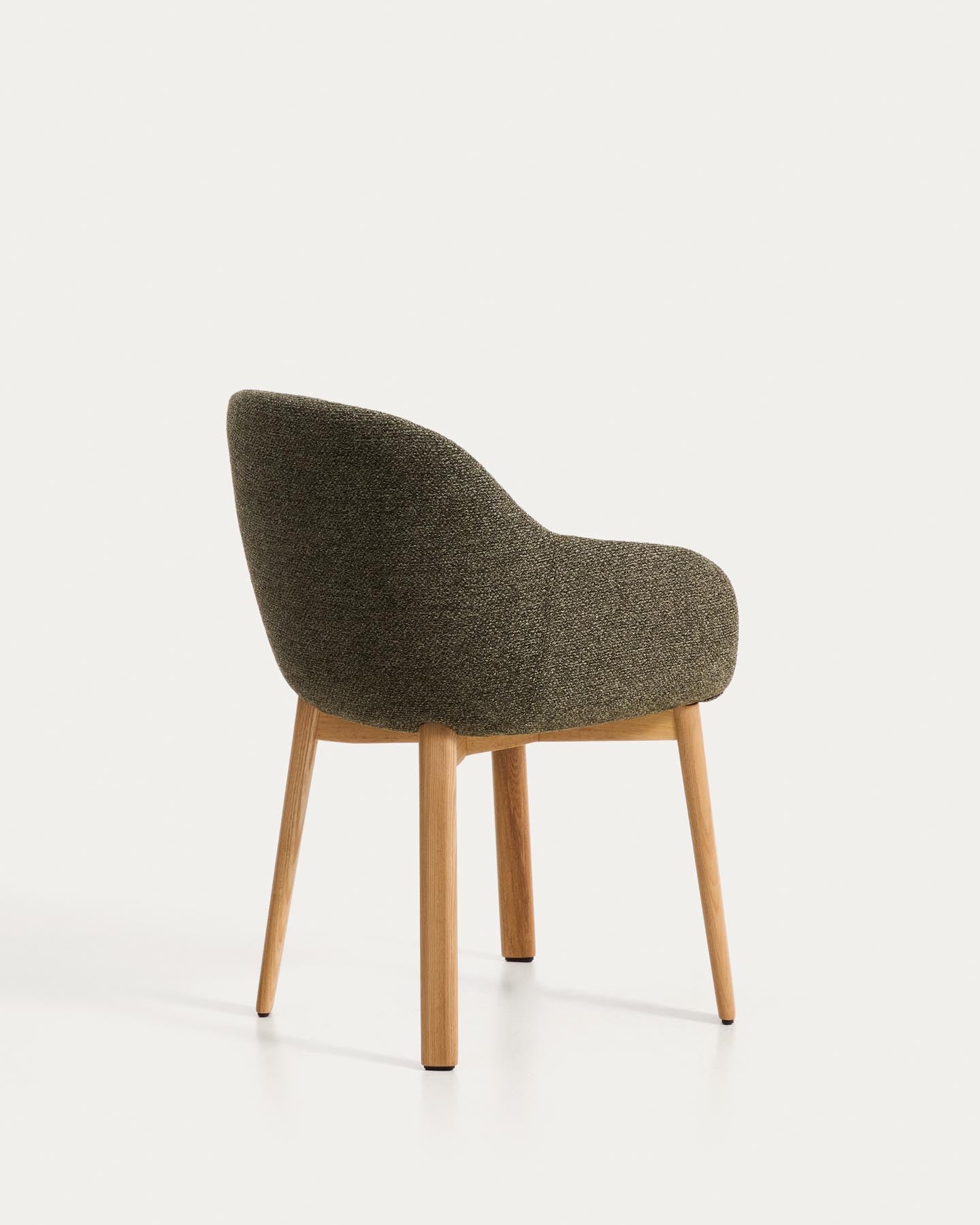 Armlehnenstuhl Meila mit grüner Chenille und Beinen aus massivem Eschenholz mit naturfarbenem Finish in Grün präsentiert im Onlineshop von KAQTU Design AG. Stuhl mit Armlehne ist von Kave Home