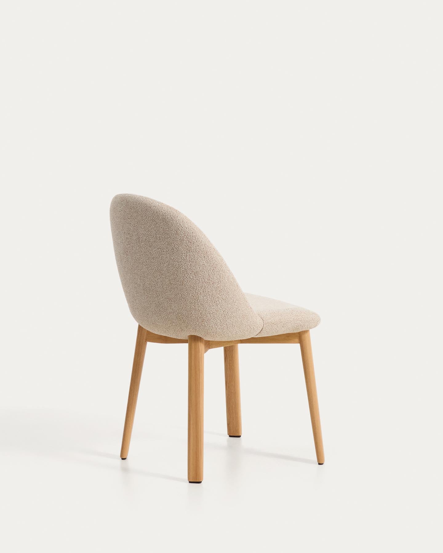 Stuhl Meila mit beiger Chenille und Beinen aus massivem Eschenholz mit naturfarbenem Finish in Beige präsentiert im Onlineshop von KAQTU Design AG. Stuhl ist von Kave Home