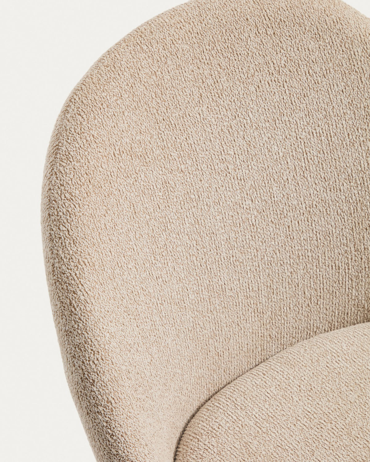 Stuhl Meila flammhemmend mit beiger Chenille und Beinen aus massivem Eschenholz mit Nussbaumfinish in Beige präsentiert im Onlineshop von KAQTU Design AG. Stuhl ist von Kave Home