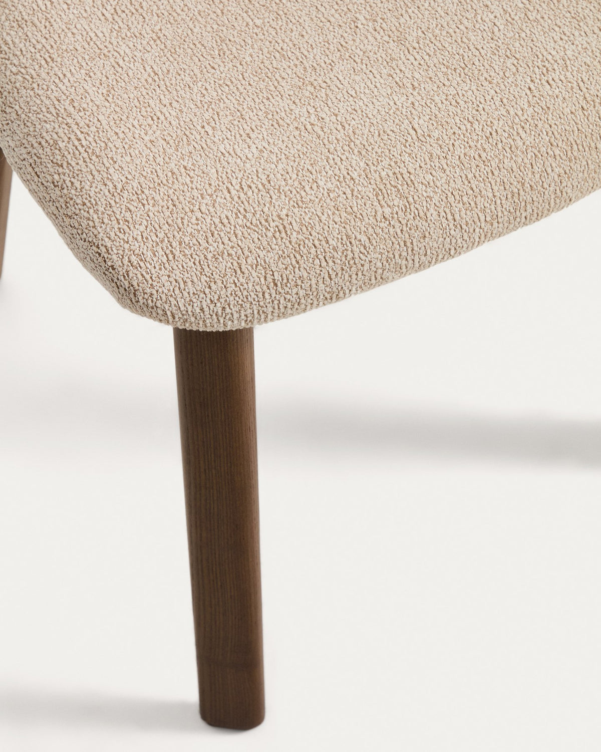 Stuhl Meila flammhemmend mit beiger Chenille und Beinen aus massivem Eschenholz mit Nussbaumfinish in Beige präsentiert im Onlineshop von KAQTU Design AG. Stuhl ist von Kave Home
