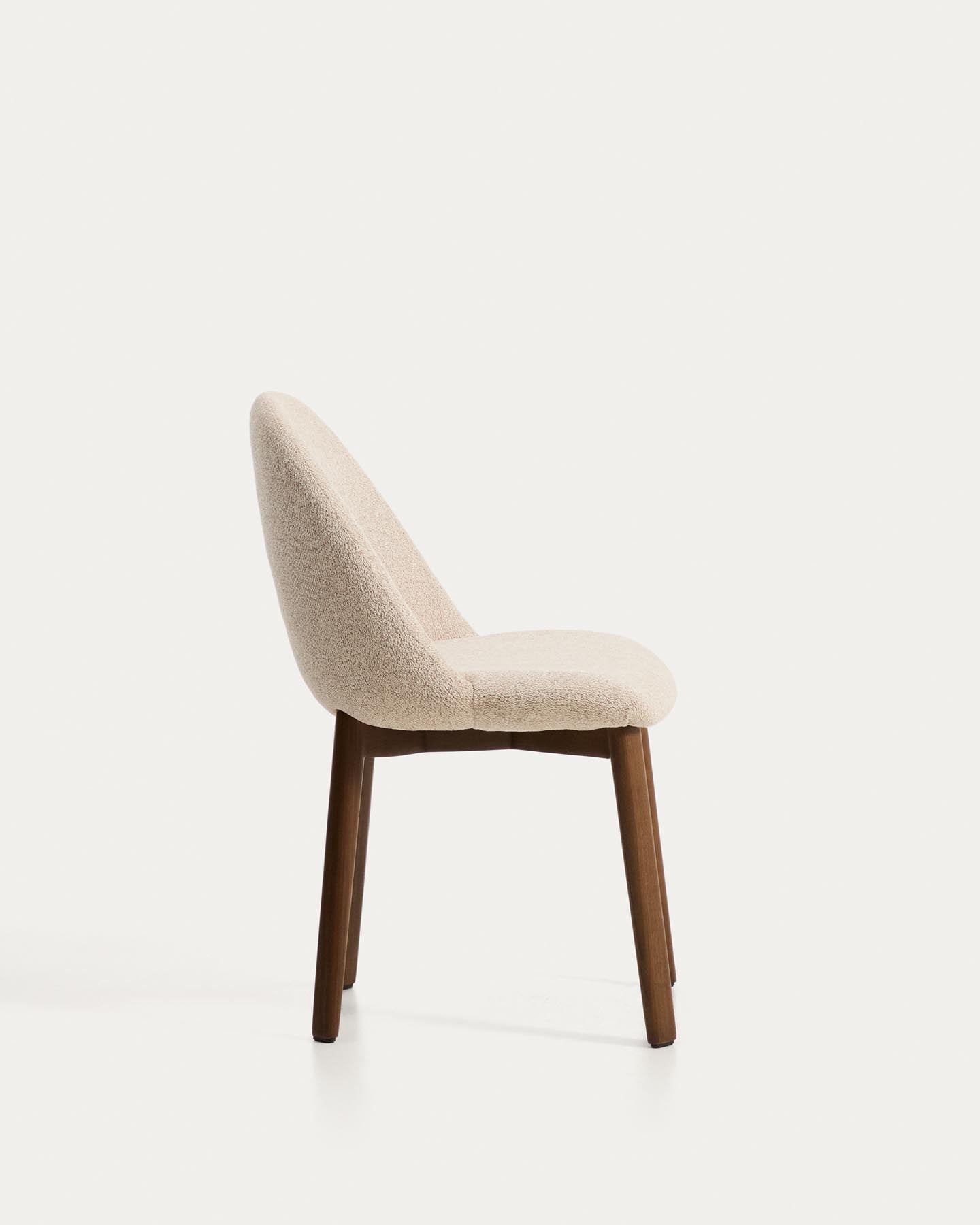 Stuhl Meila mit beiger Chenille und Beinen aus massivem Eschenholz mit Nussbaumfinish in Beige präsentiert im Onlineshop von KAQTU Design AG. Stuhl ist von Kave Home