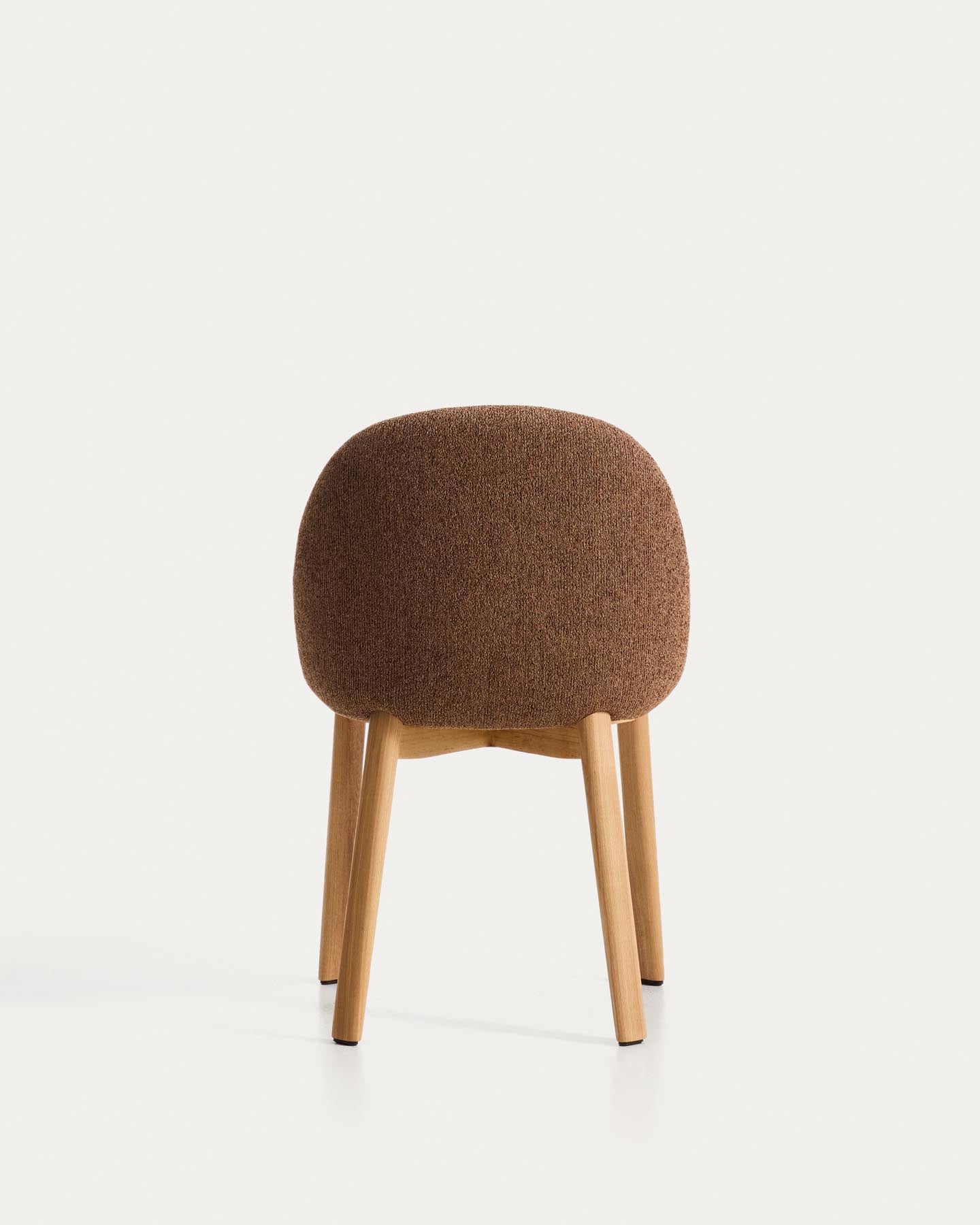 Stuhl Meila mit terrakottafarbener Chenille und Beinen aus massivem Eschenholz mit naturfarbenem Finish in Terrakotta präsentiert im Onlineshop von KAQTU Design AG. Stuhl ist von Kave Home