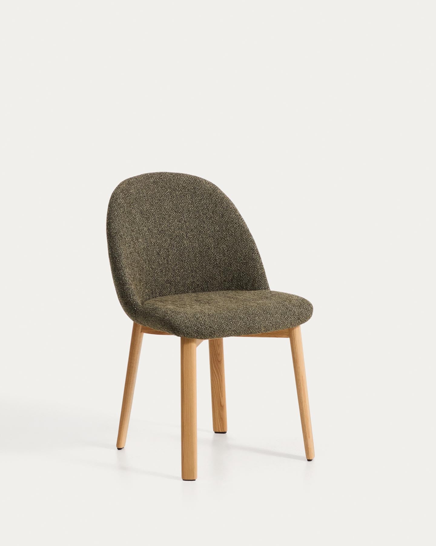 Stuhl Meila mit grüner Chenille und Beinen aus massivem Eschenholz mit naturfarbenem Finish in Grün präsentiert im Onlineshop von KAQTU Design AG. Stuhl ist von Kave Home