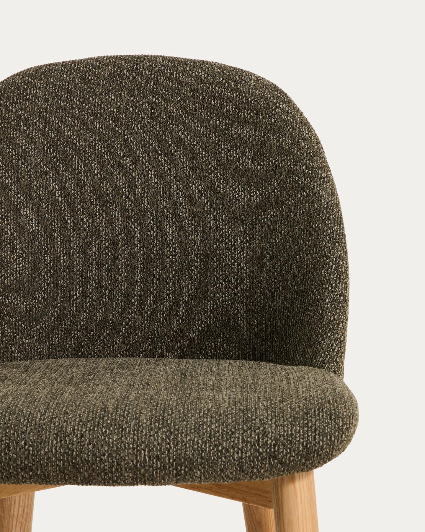 Stuhl Meila mit grüner Chenille und Beinen aus massivem Eschenholz mit naturfarbenem Finish in Grün präsentiert im Onlineshop von KAQTU Design AG. Stuhl ist von Kave Home