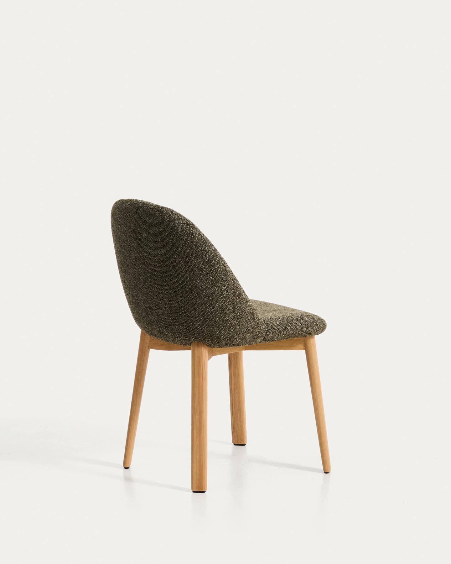 Stuhl Meila mit grüner Chenille und Beinen aus massivem Eschenholz mit naturfarbenem Finish in Grün präsentiert im Onlineshop von KAQTU Design AG. Stuhl ist von Kave Home