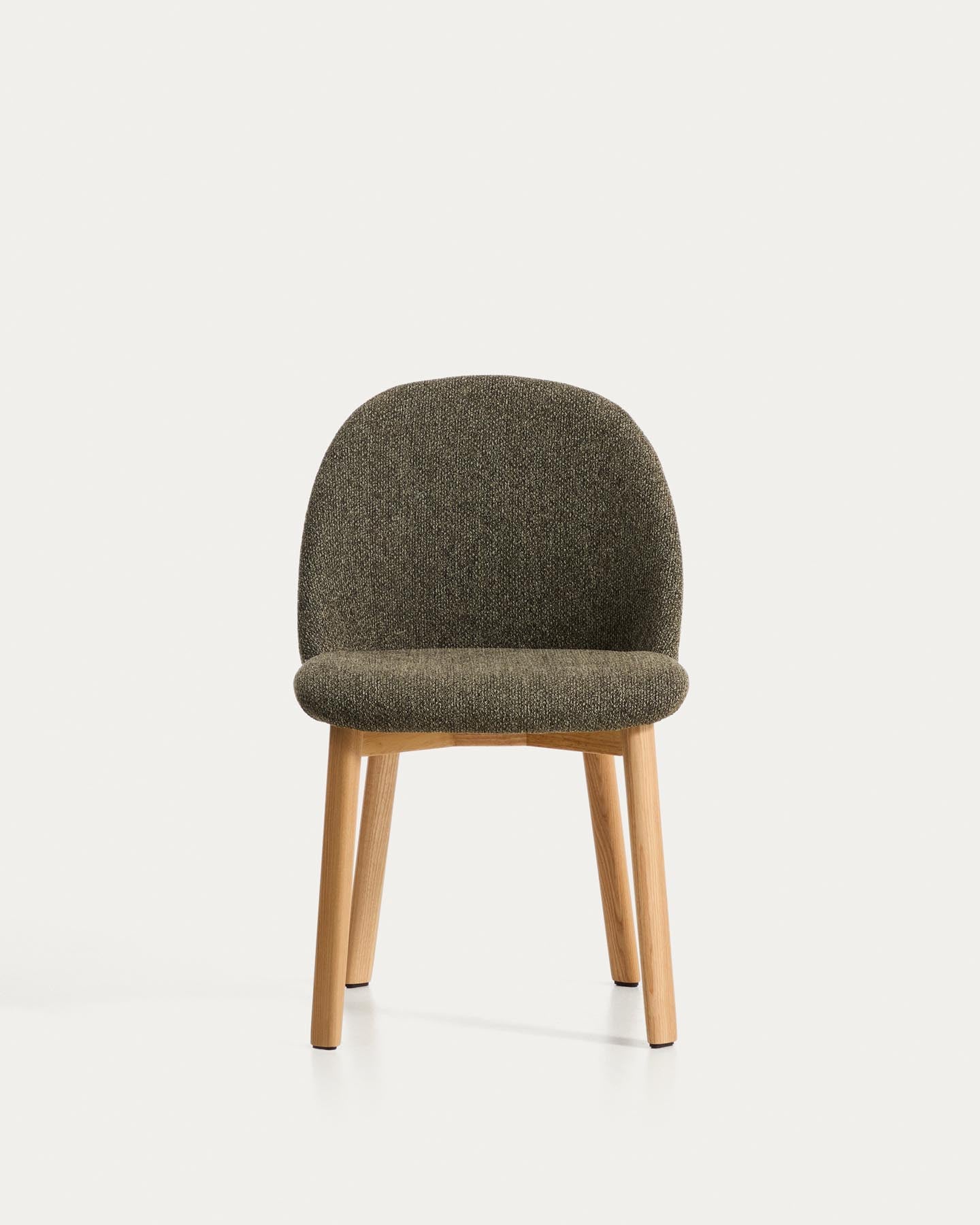 Stuhl Meila mit grüner Chenille und Beinen aus massivem Eschenholz mit naturfarbenem Finish in Grün präsentiert im Onlineshop von KAQTU Design AG. Stuhl ist von Kave Home