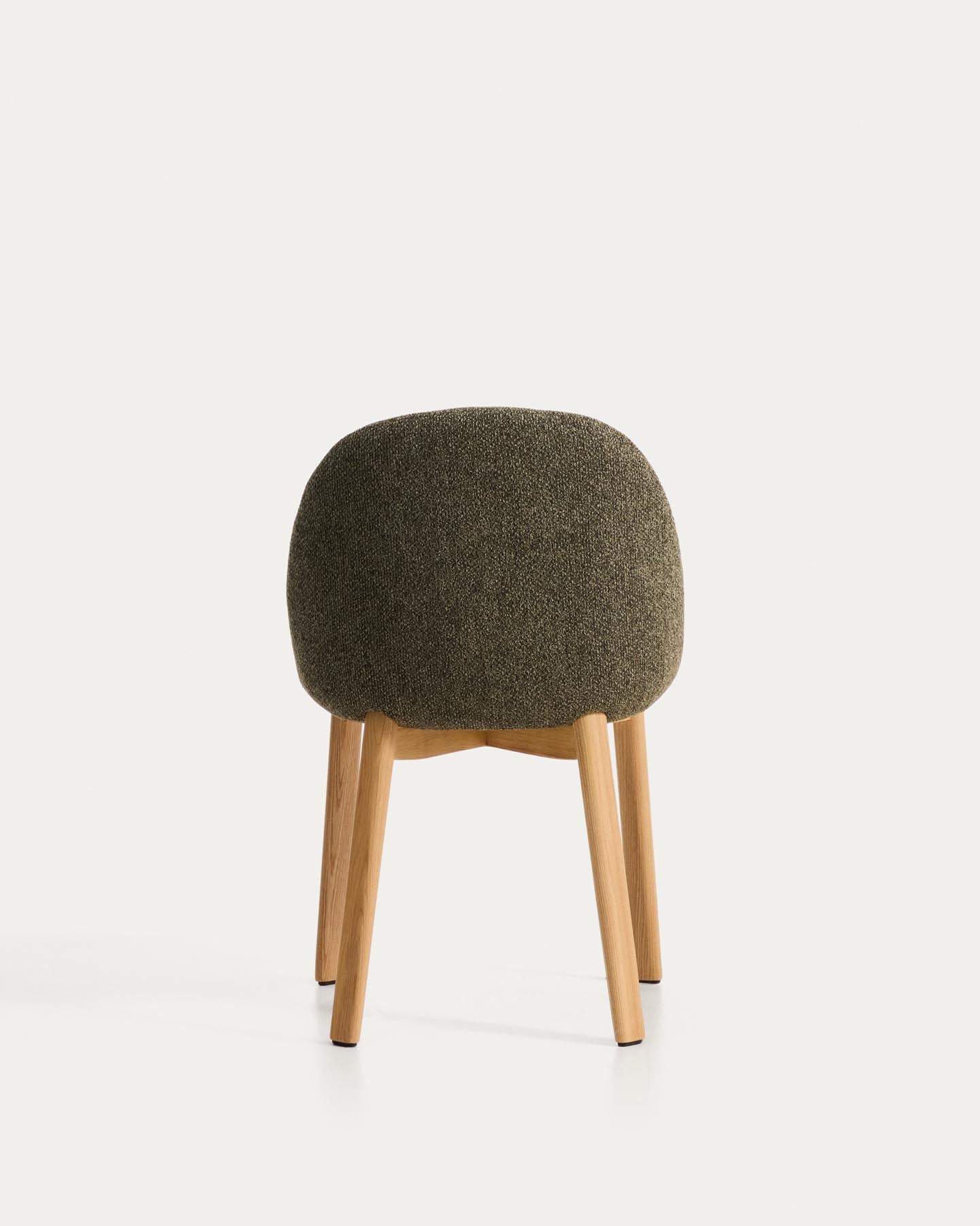 Stuhl Meila mit grüner Chenille und Beinen aus massivem Eschenholz mit naturfarbenem Finish in Grün präsentiert im Onlineshop von KAQTU Design AG. Stuhl ist von Kave Home