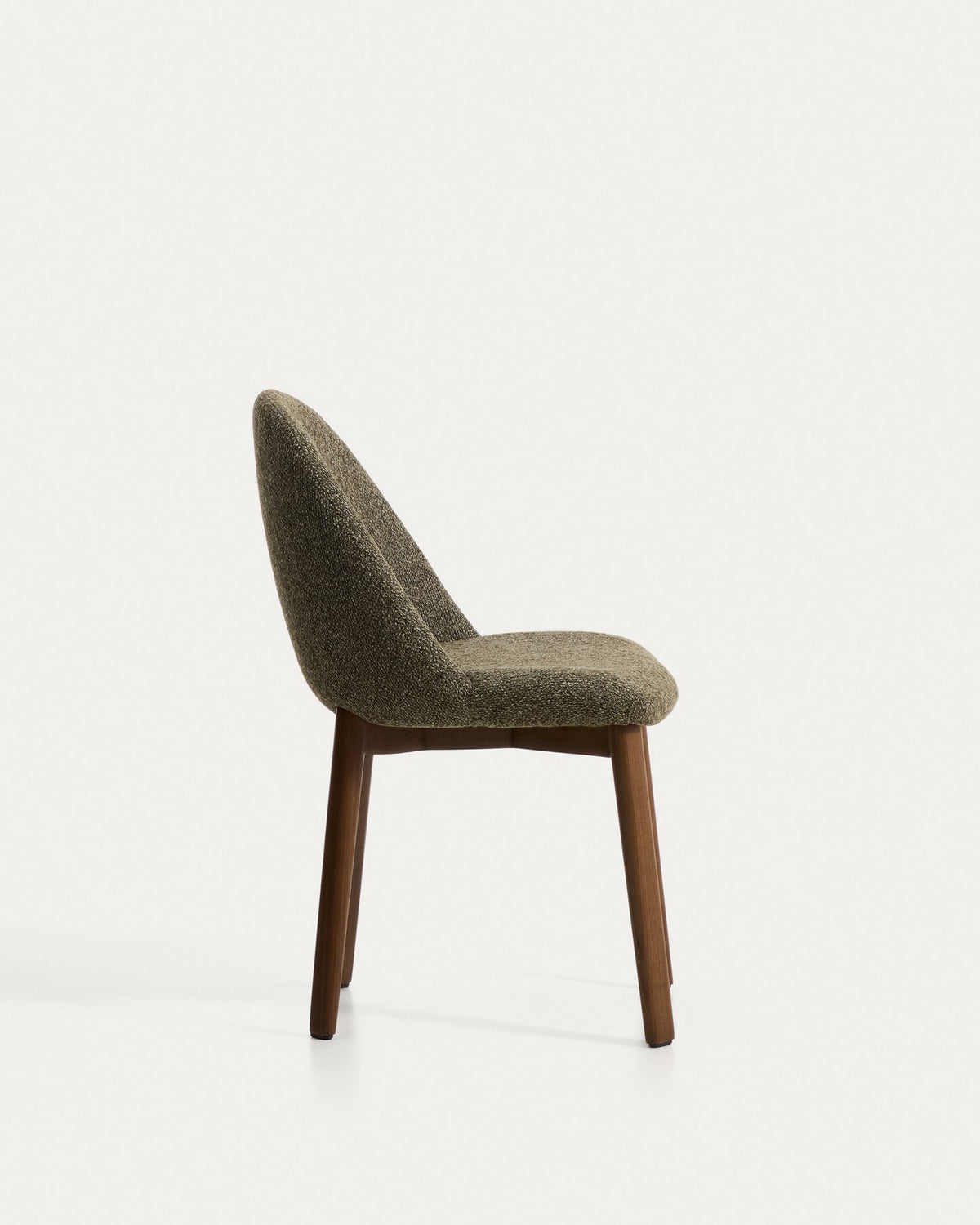 Stuhl Meila mit grünem Chenille-Bezug, durchgehender Rückenlehne und Beinen aus massivem Eschenholz mit Nussbaumfinish, Frontalansicht.