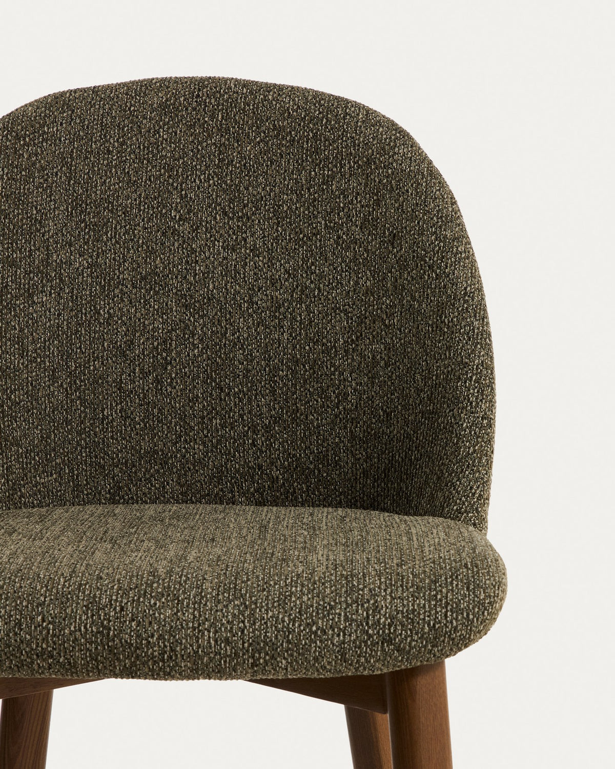 Stuhl Meila mit grünem Chenille-Bezug, durchgehender Rückenlehne und Beinen aus massivem Eschenholz mit Nussbaumfinish, Frontalansicht.