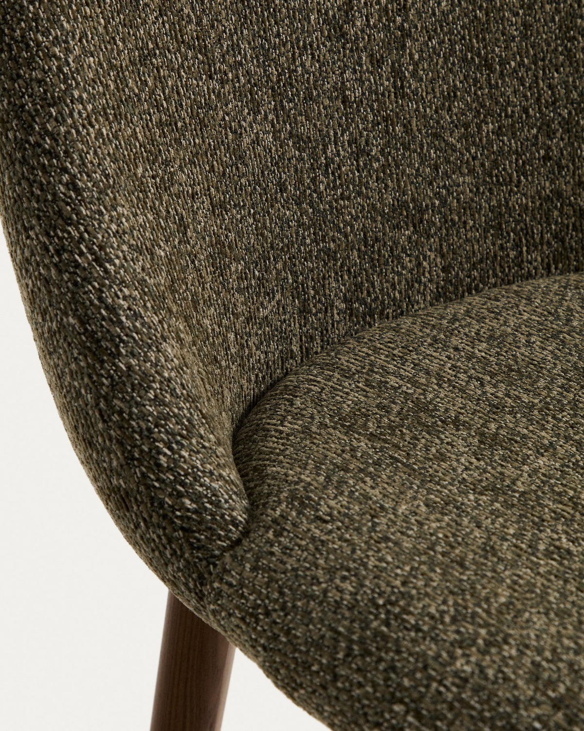 Stuhl Meila mit grünem Chenille-Bezug, durchgehender Rückenlehne und Beinen aus massivem Eschenholz mit Nussbaumfinish, Frontalansicht.