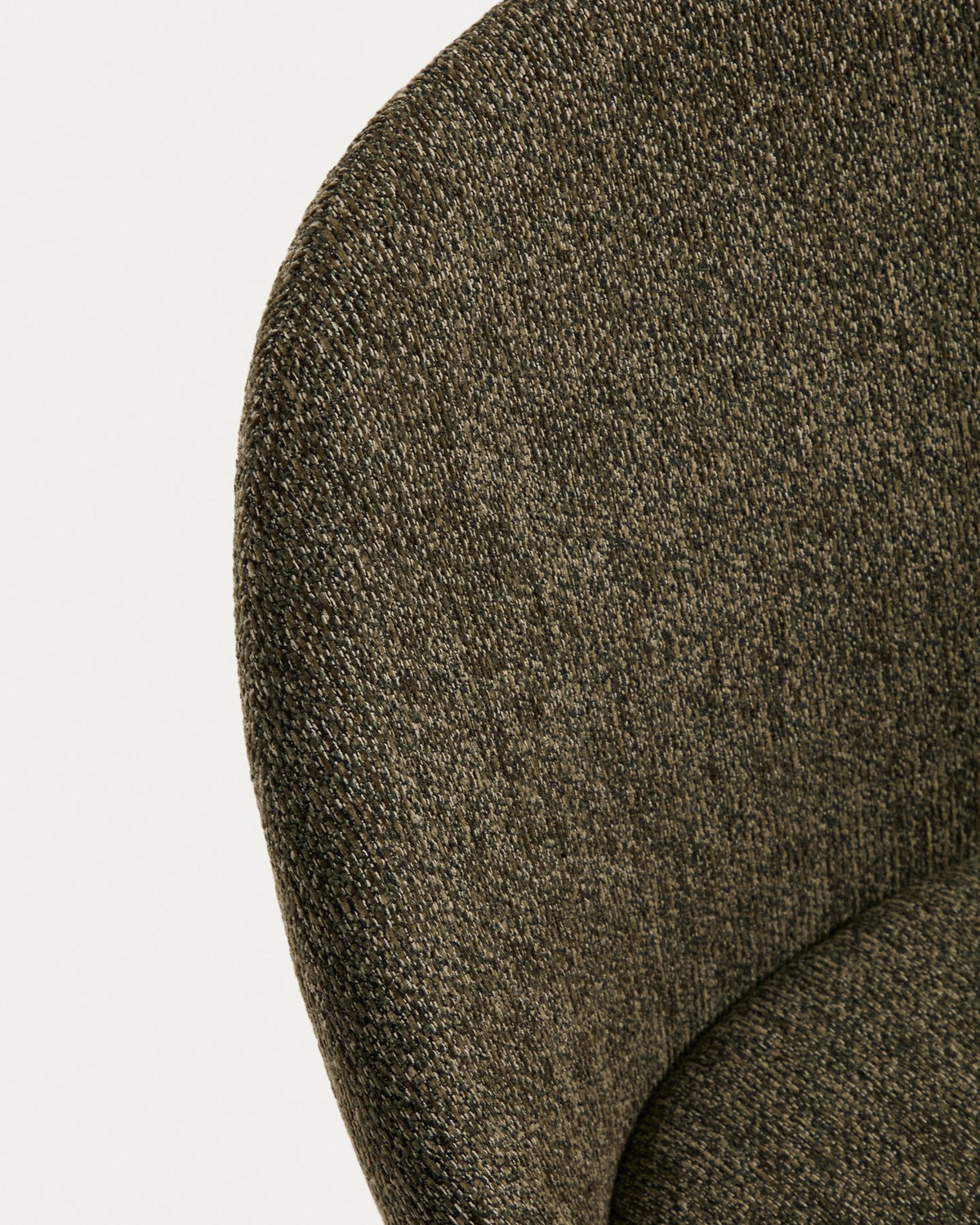 Stuhl Meila mit grünem Chenille-Bezug, durchgehender Rückenlehne und Beinen aus massivem Eschenholz mit Nussbaumfinish, Frontalansicht.